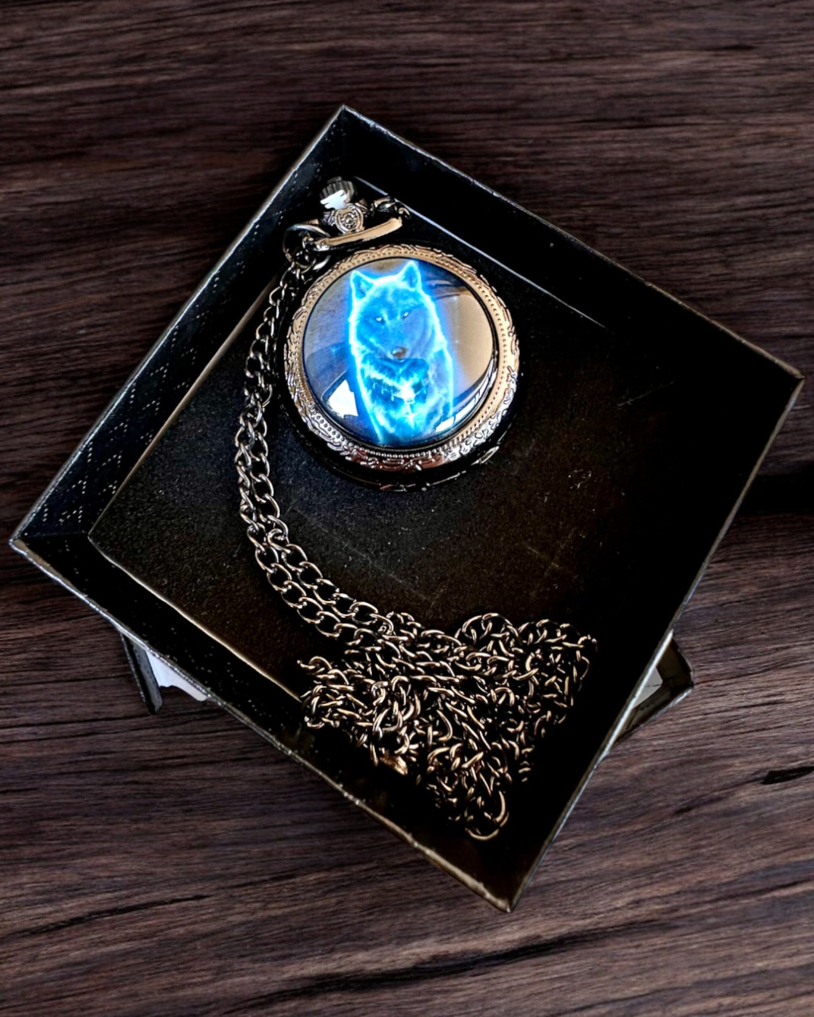 Lunar Wolf Zsebóra – Holdfarkas Óra, személyre szabható gravírozással ajándékba