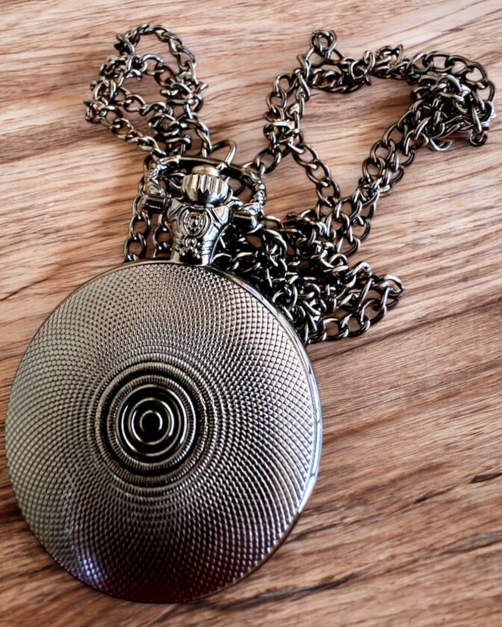 Lunar Wolf Zsebóra – Holdfarkas Óra, személyre szabható gravírozással ajándékba