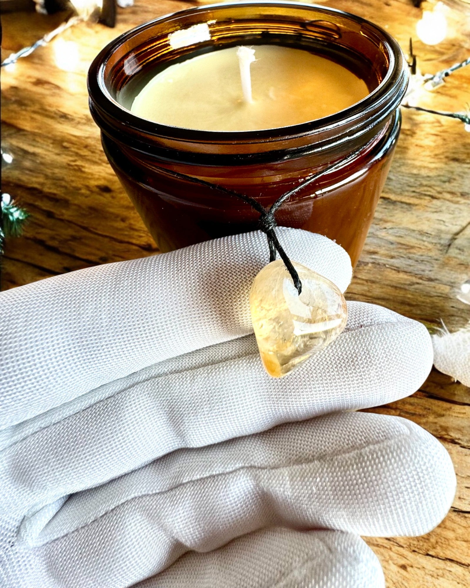 Świeca sojowa intencyjna 250 ml z naturalnym kamieniem – wybierz swoją energię: Cytryn lub Granat, personalizacja grawerem na prezent