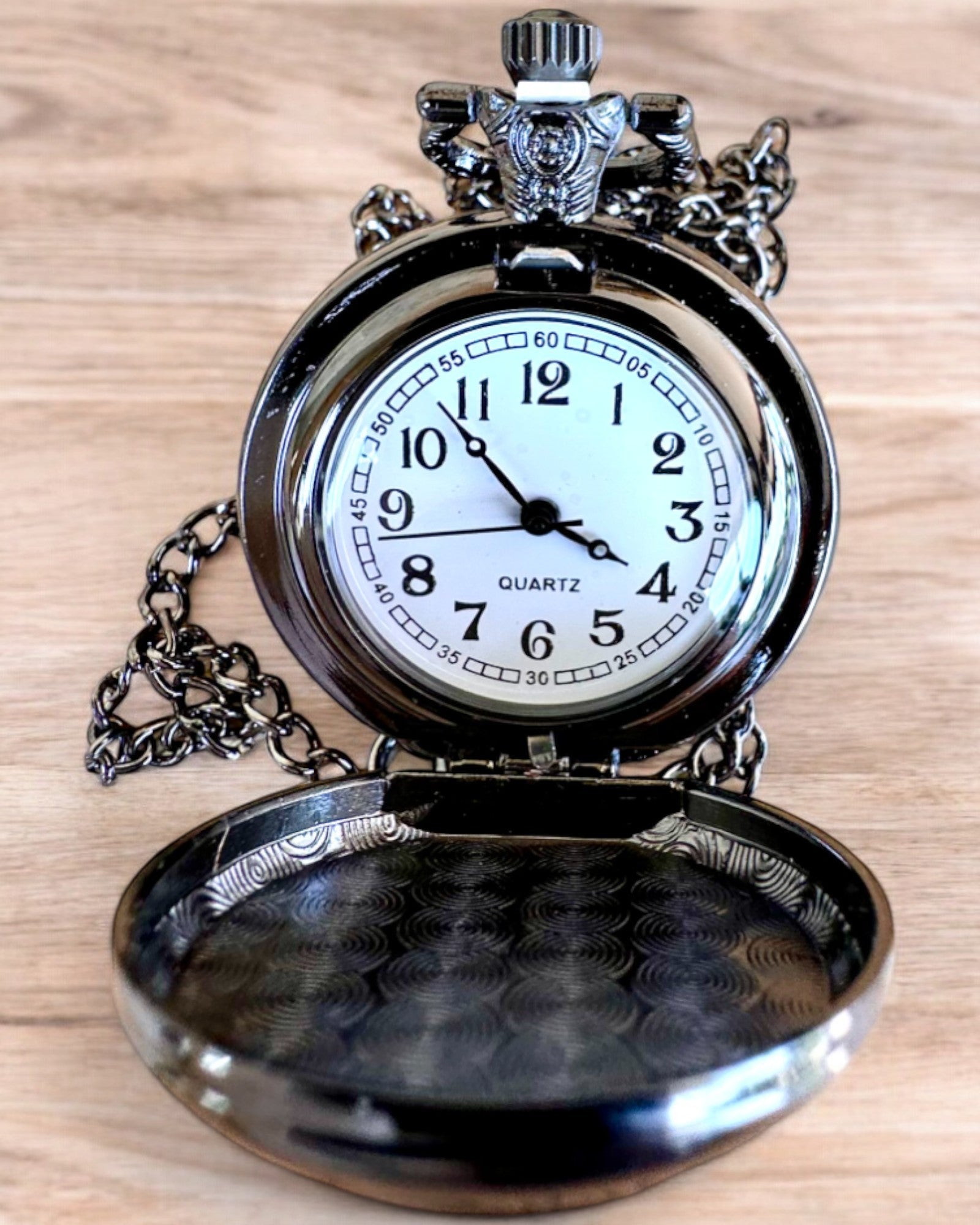 Lunar Wolf Zsebóra – Holdfarkas Óra, személyre szabható gravírozással ajándékba