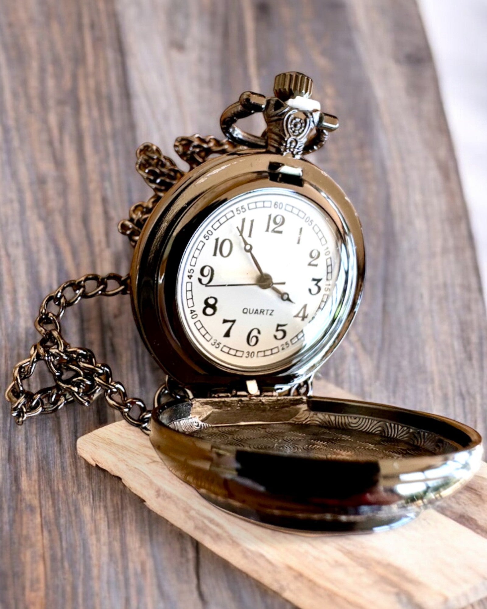 Lunar Wolf Zsebóra – Holdfarkas Óra, személyre szabható gravírozással ajándékba