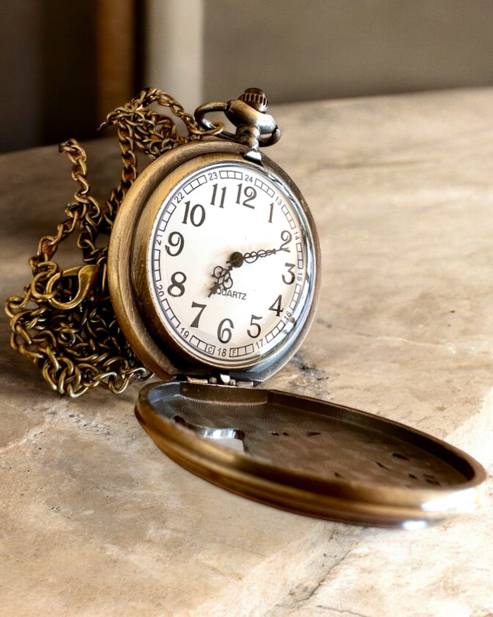 „Luna Wolf” – Stílusos Zsebóra Farkasokkal, személyre szabható gravírozással ajándékba