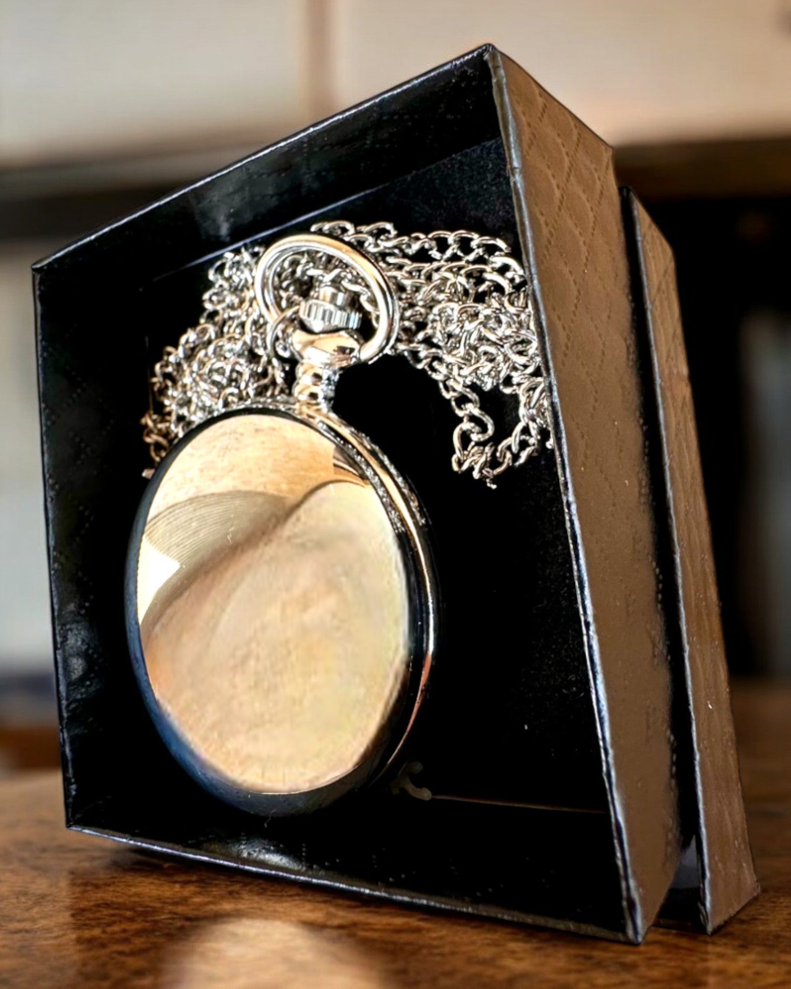 Elegáns "Czasowa Klasyka" zsebóra, ezüst színben, gravírozással személyre szabható ajándék