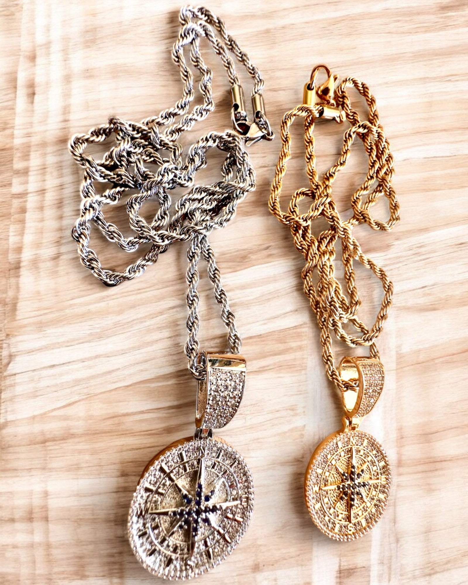 Glamour stílusú, cirkóniával díszített iránytű medálos nyaklánc nőknek és férfiaknak - 2 választható változat, személyre szabható gravírozással ajándékba