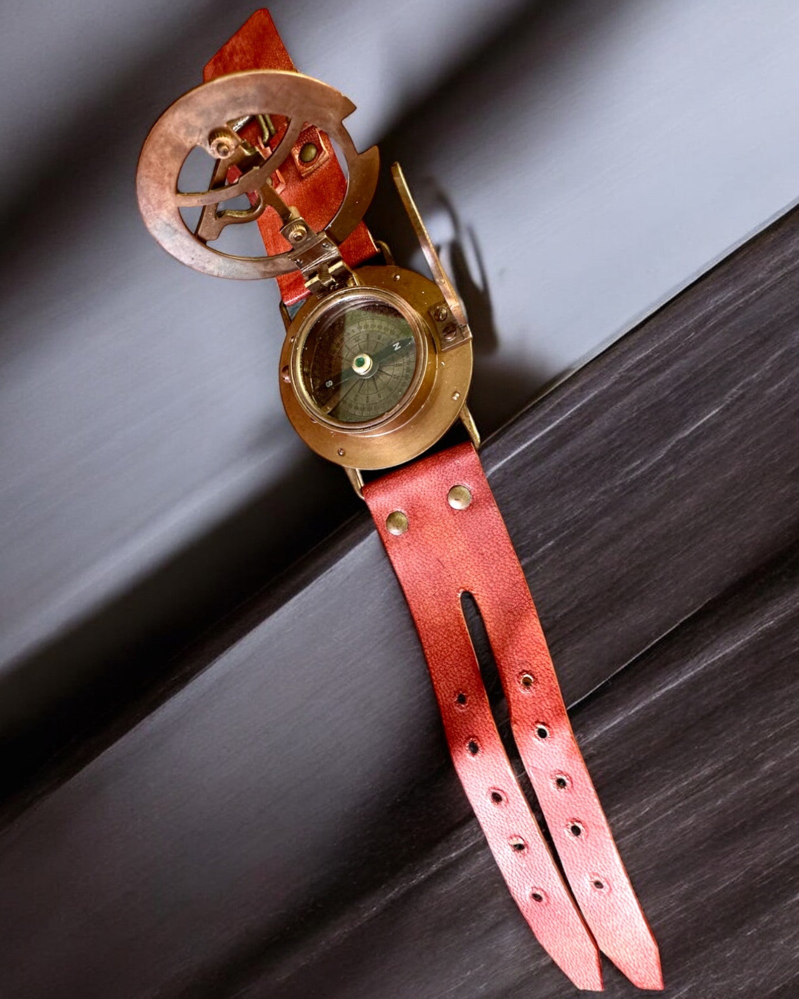 Napóra "Antyczny Kompas", karóra iránytűvel, személyre szabható gravírozással