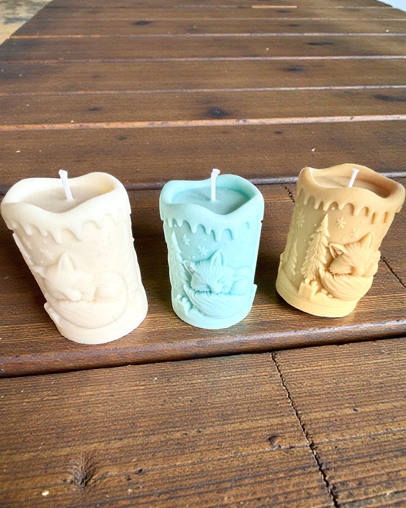 Szójagyertya Téli Rókalány, 7,5 cm magas, kézzel öntött szójagyertya aranyos alvó rókával, személyre szabható táblára vésett gravírozással