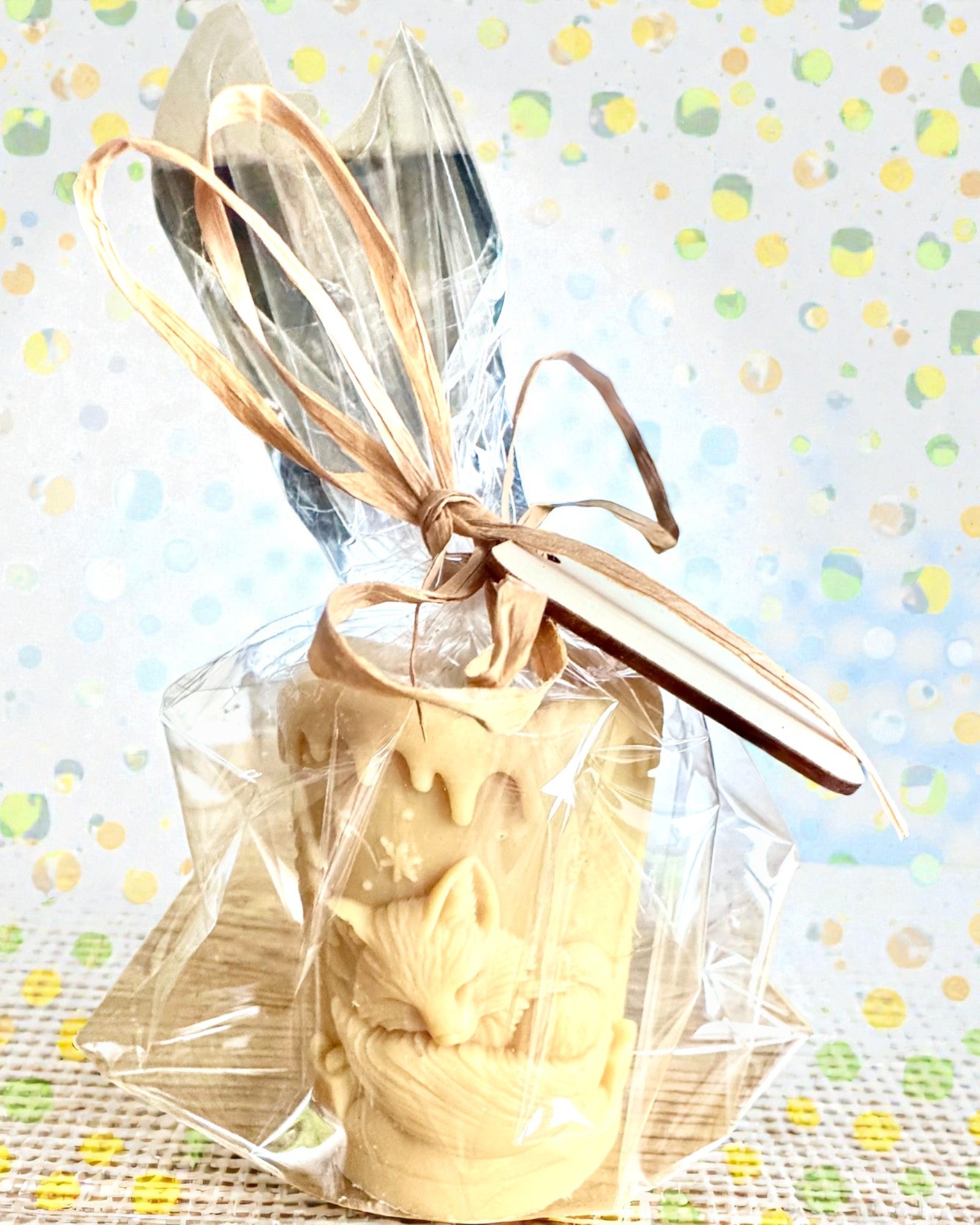 Szójagyertya Téli Rókalány, 7,5 cm magas, kézzel öntött szójagyertya aranyos alvó rókával, személyre szabható táblára vésett gravírozással