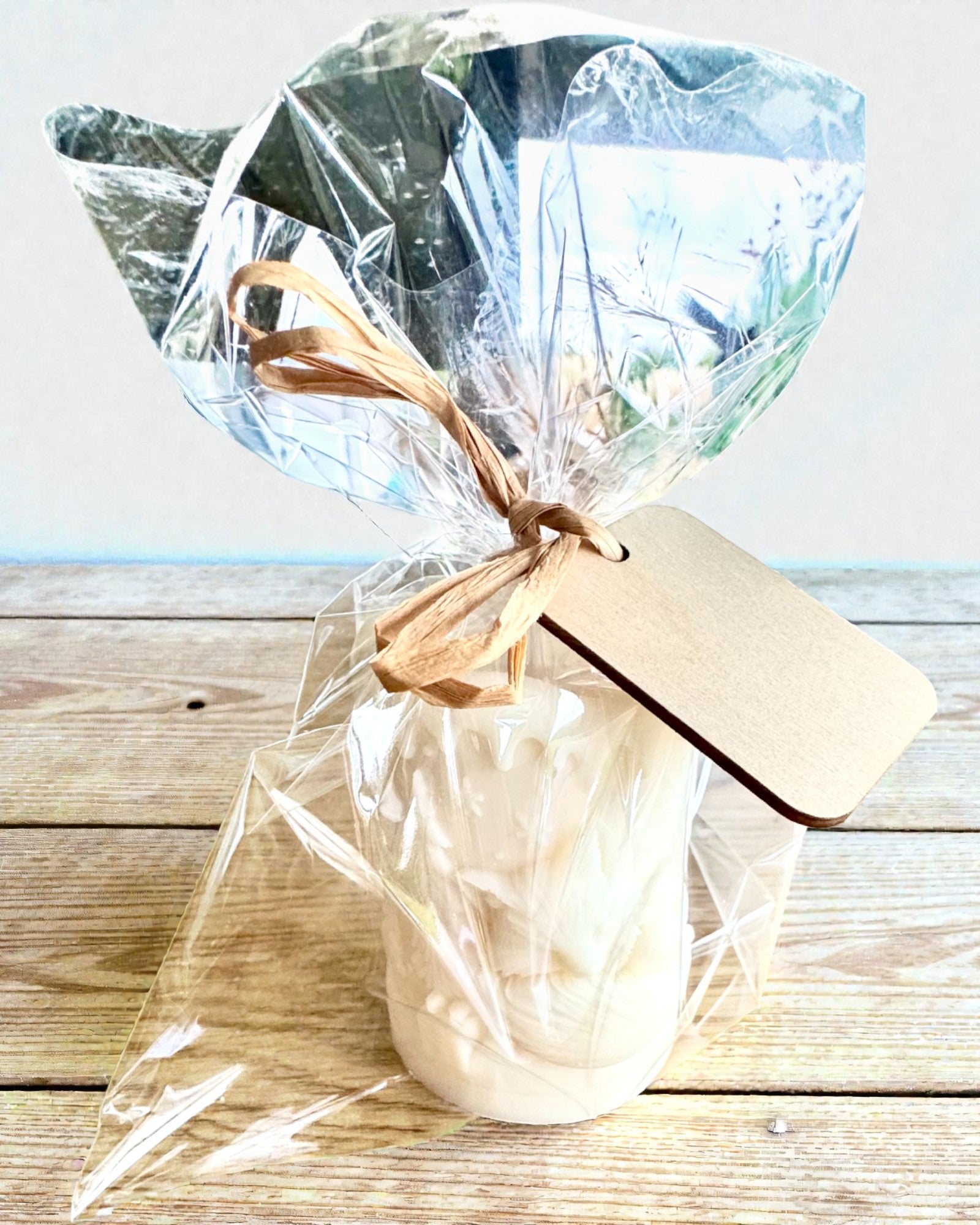 Szójagyertya Téli Rókalány, 7,5 cm magas, kézzel öntött szójagyertya aranyos alvó rókával, személyre szabható táblára vésett gravírozással