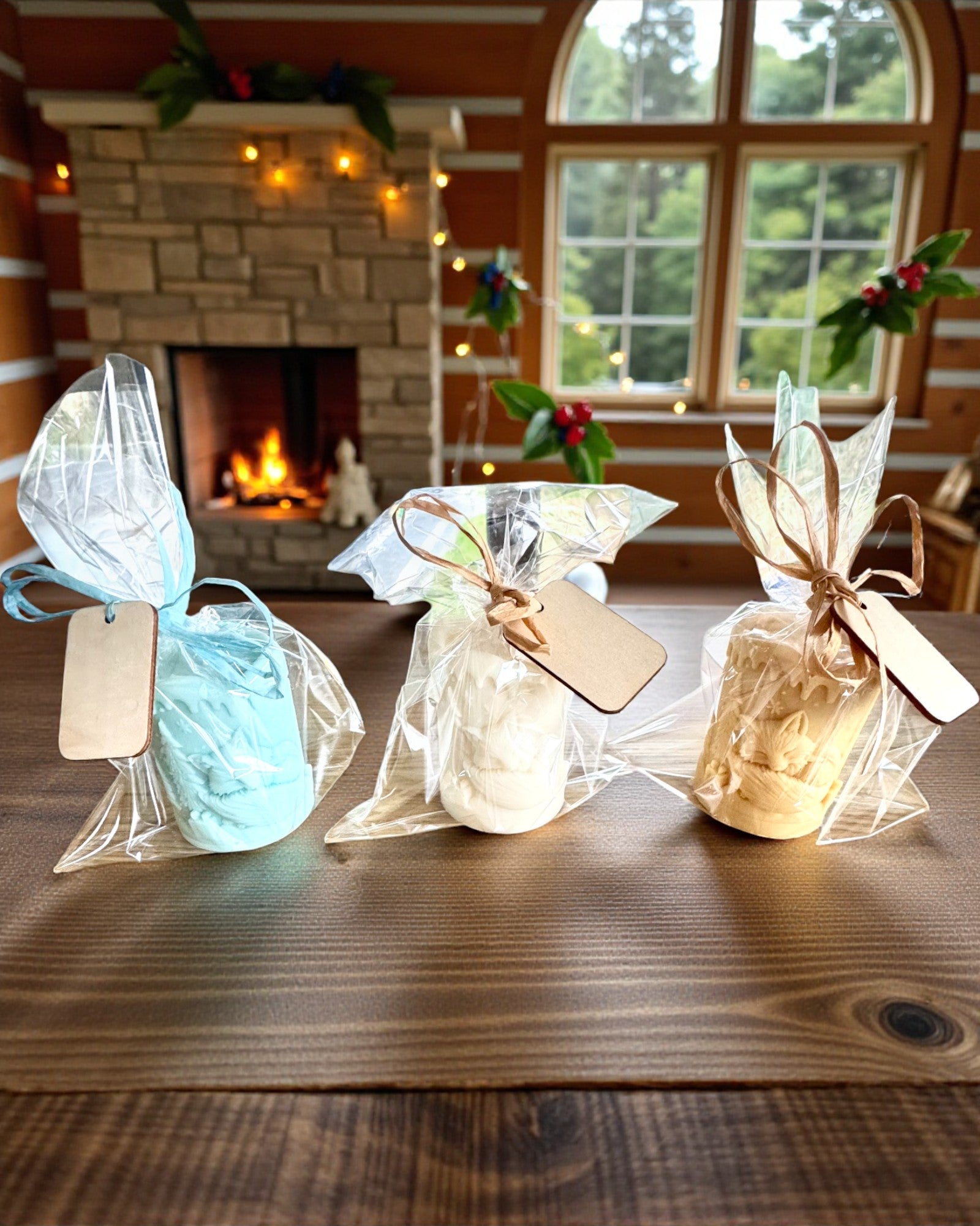 Szójagyertya Téli Rókalány, 7,5 cm magas, kézzel öntött szójagyertya aranyos alvó rókával, személyre szabható táblára vésett gravírozással