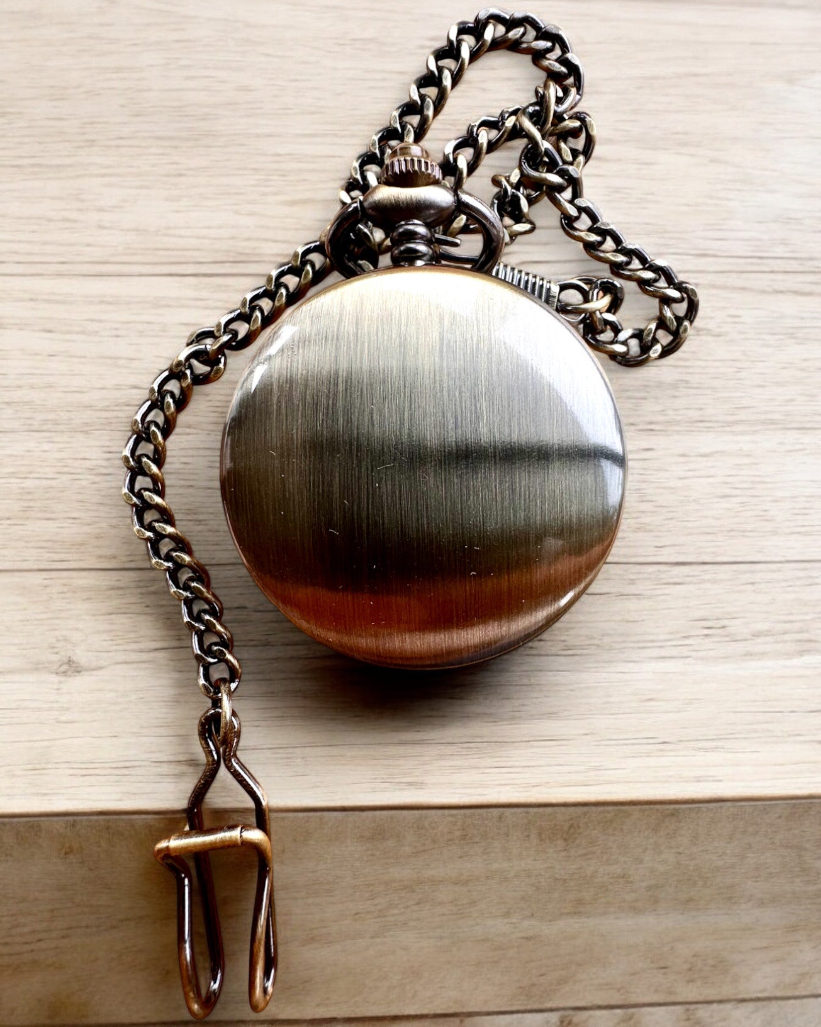 Klasszikus "Oldtimer" zsebóra - stílusos retro elegancia, személyre szabható gravírozással ajándékba