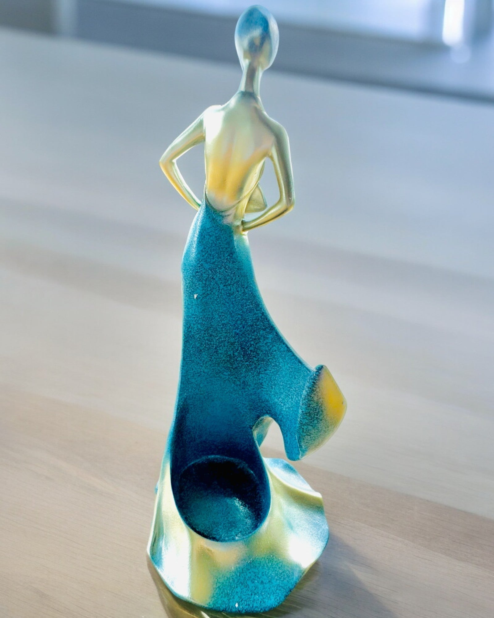 Elegáns Palacktartó - Hölgy Szobor - személyre szabható gravírozással, 2 választható változat