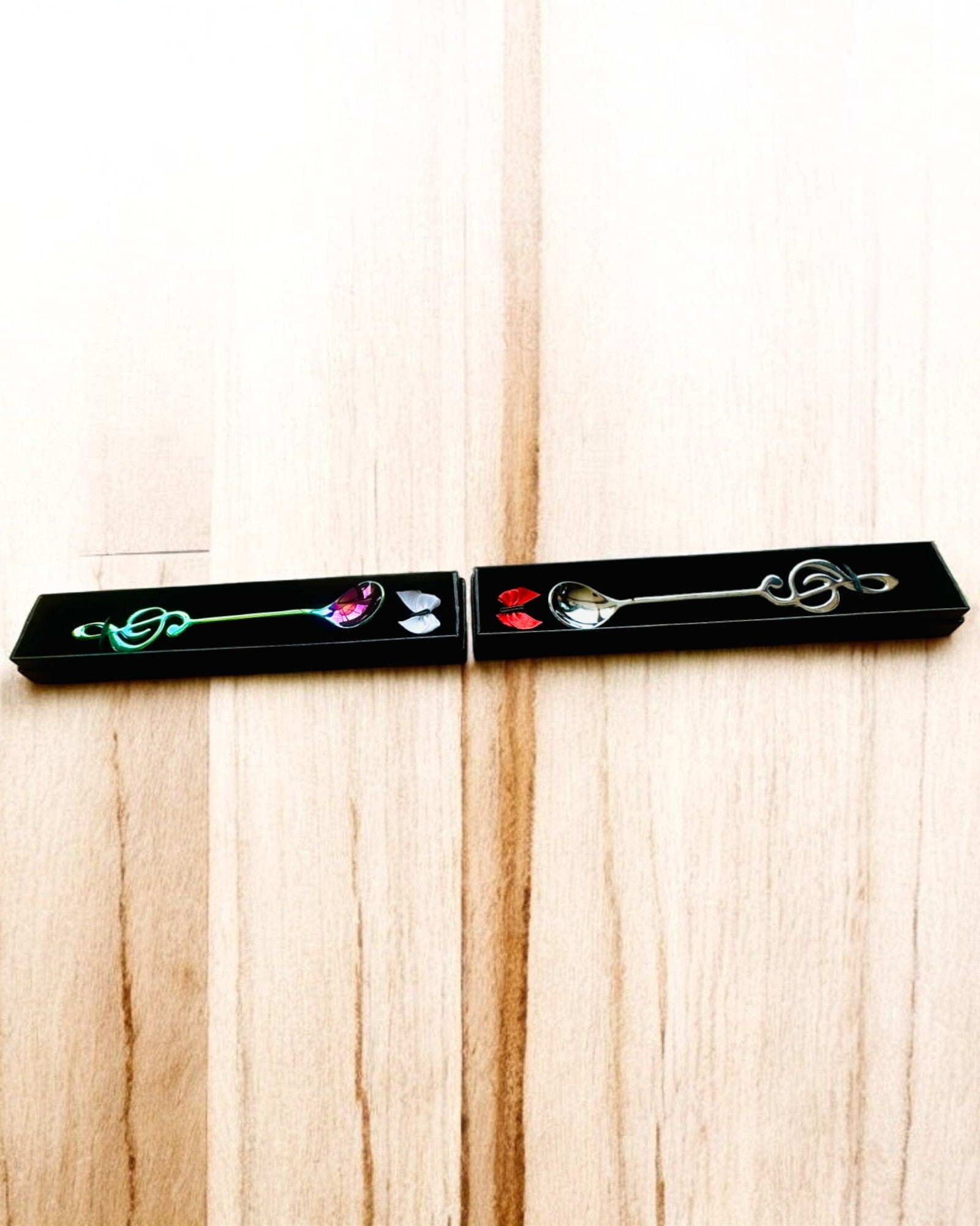 Elegáns Kanál Hegedűkulccsal – Személyre szabott ajándék, 2 választható színváltozat