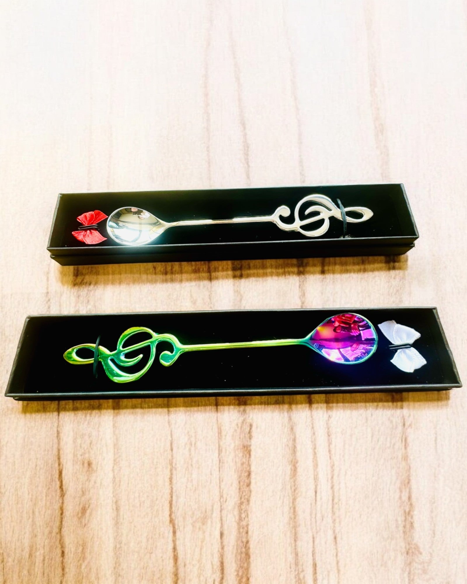 Elegáns Kanál Hegedűkulccsal – Személyre szabott ajándék, 2 választható színváltozat