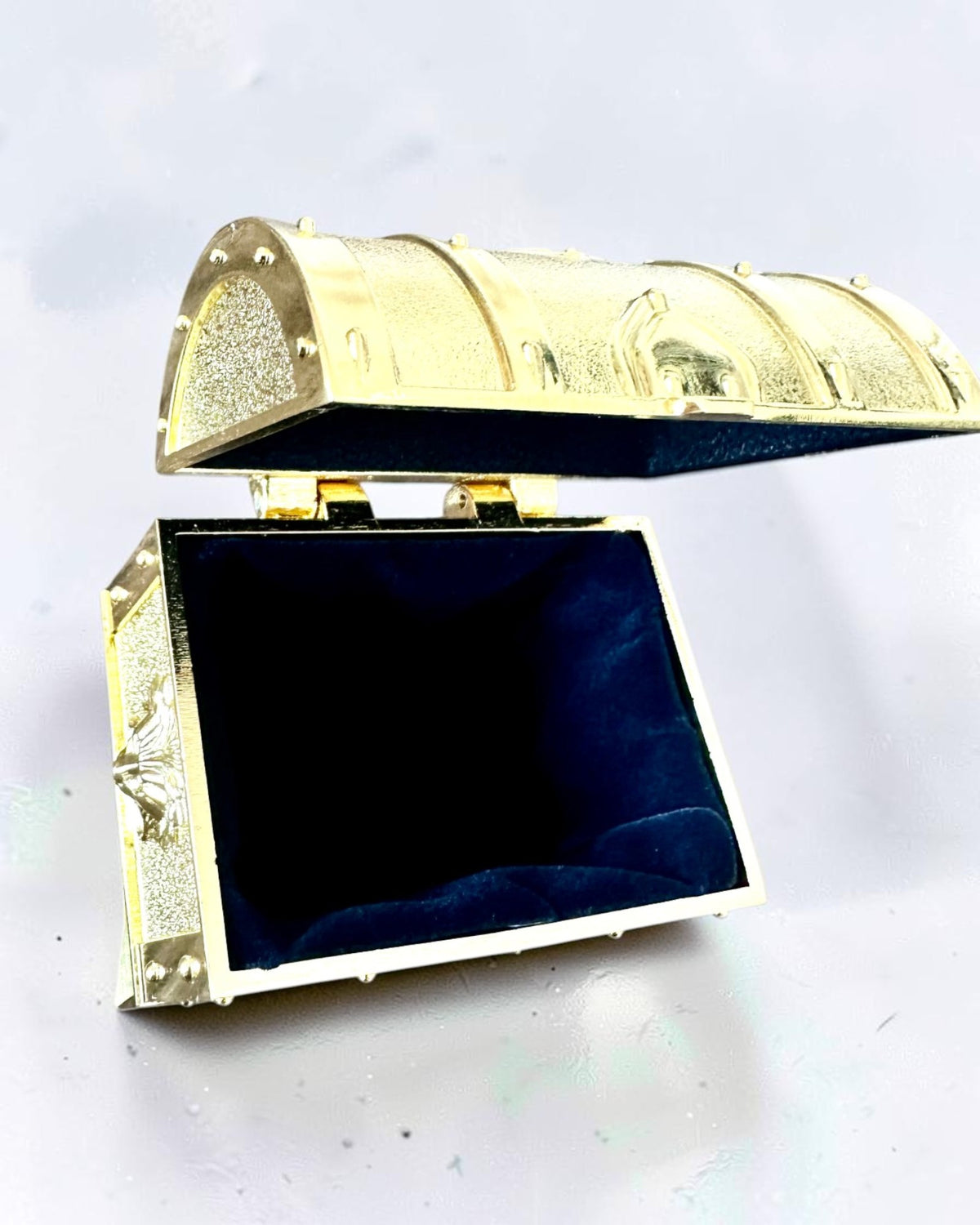Retro fém kincsesláda gravírozással - Ezüstszínű dobozka 7x5x5 cm