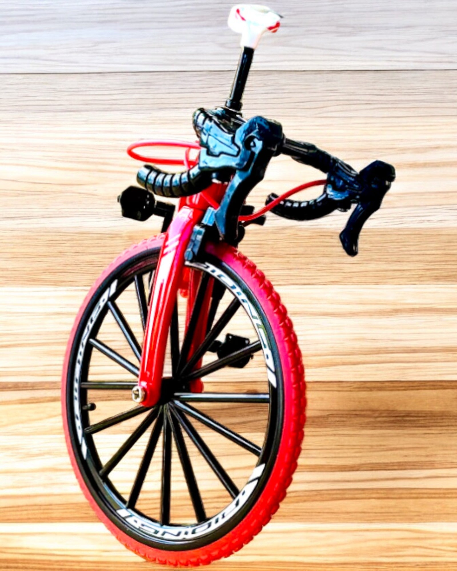 "SpeedMaster" Miniatűr Fém Modell Piros Kerékpár személyre szabás gravírozással ajándékba, 2 színváltozatban