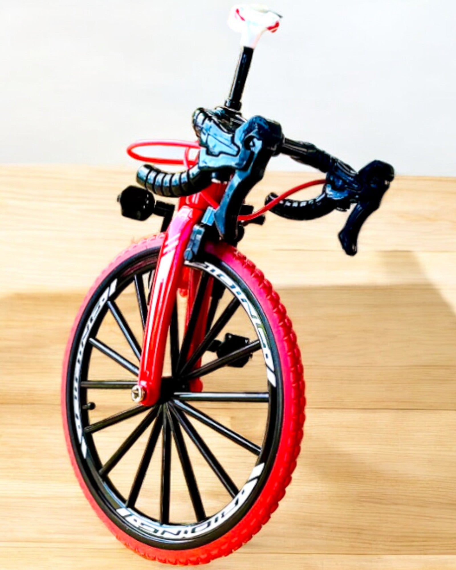 "SpeedMaster" Miniatűr Fém Modell Piros Kerékpár személyre szabás gravírozással ajándékba, 2 színváltozatban