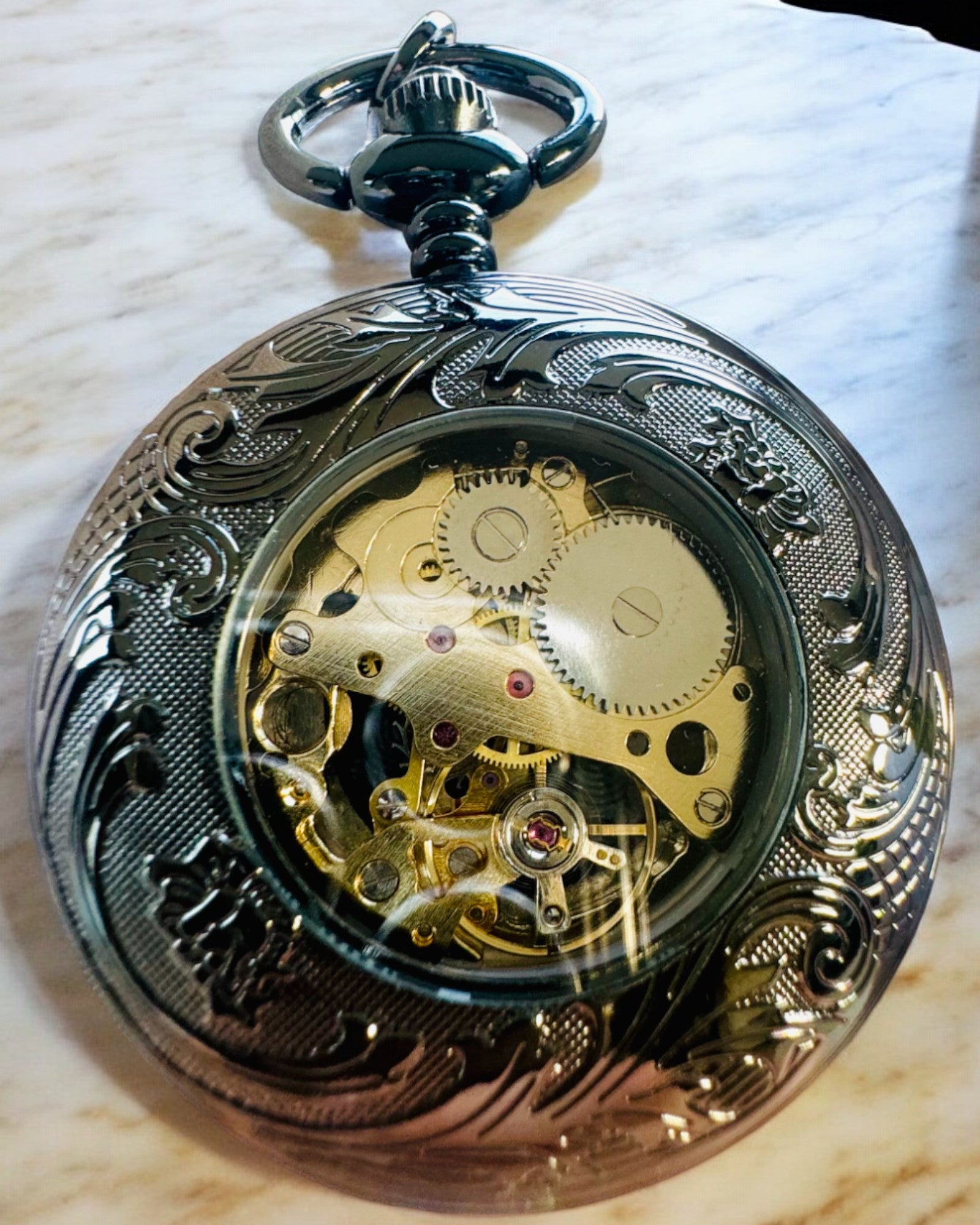 "Equus Tempus" Zsebóra - Fekete Ló Motívummal, gravírozási lehetőséggel - fekete számlap