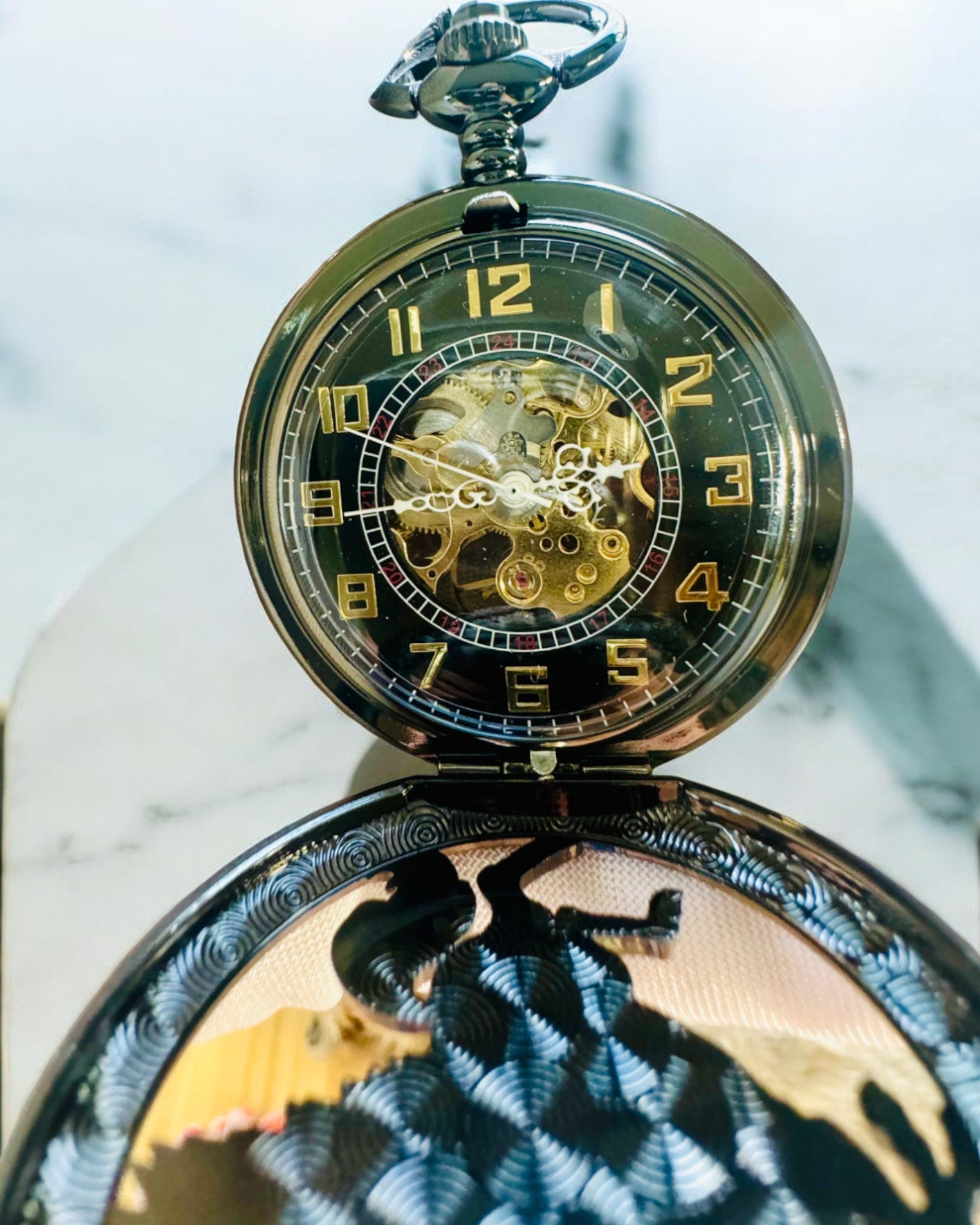 "Equus Tempus" Zsebóra - Fekete Ló Motívummal, gravírozási lehetőséggel - fekete számlap