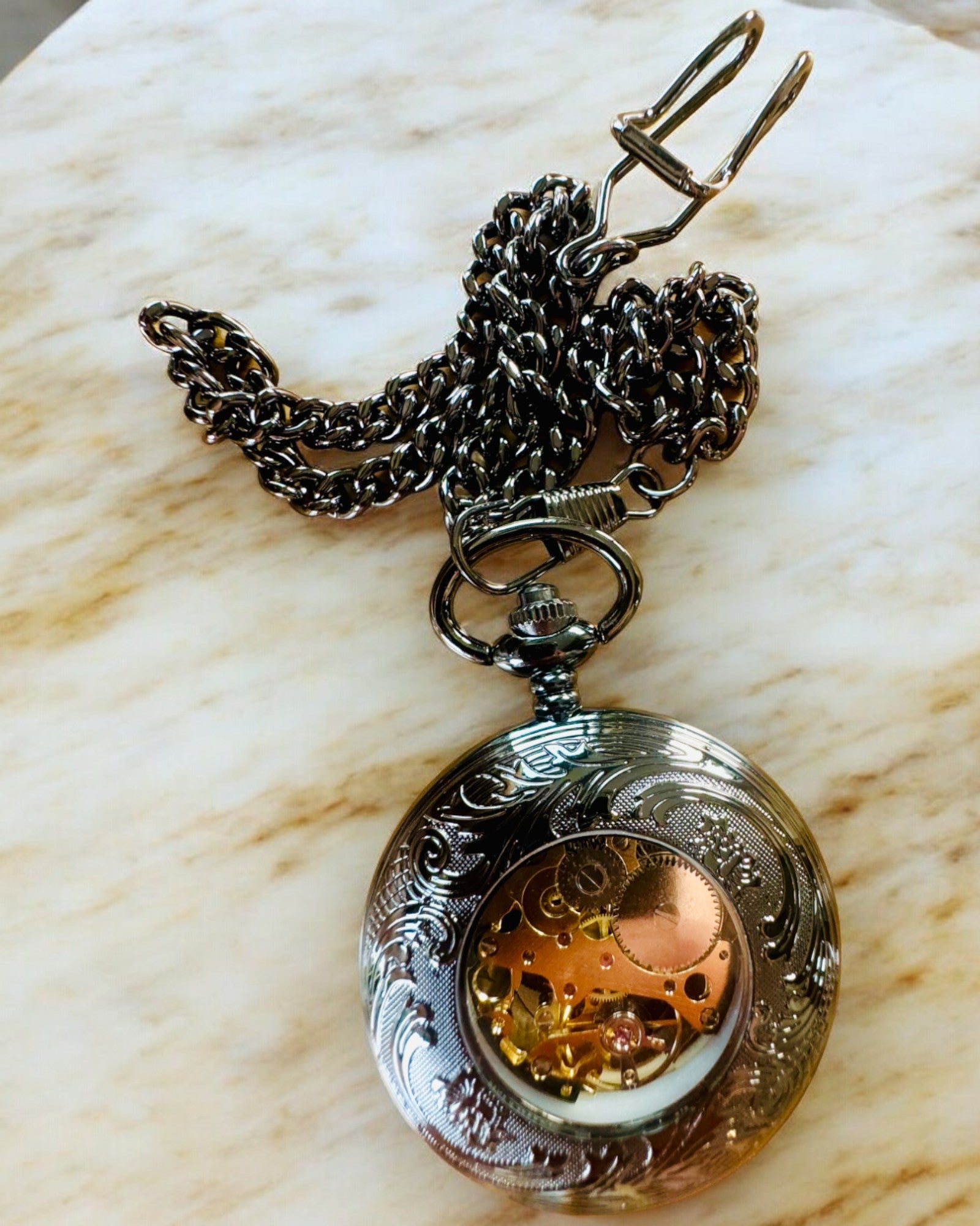 "Equus Tempus" Zsebóra - Fekete Ló Motívummal, gravírozási lehetőséggel - fekete számlap