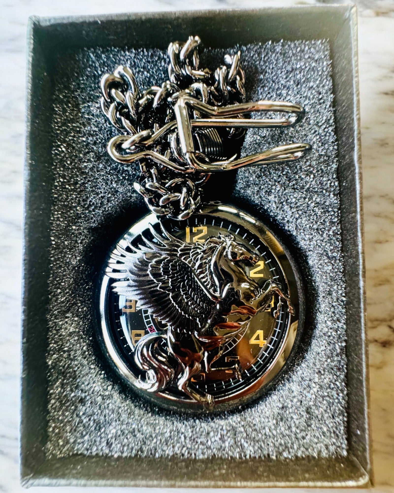 "Equus Tempus" Zsebóra - Fekete Ló Motívummal, gravírozási lehetőséggel - fekete számlap