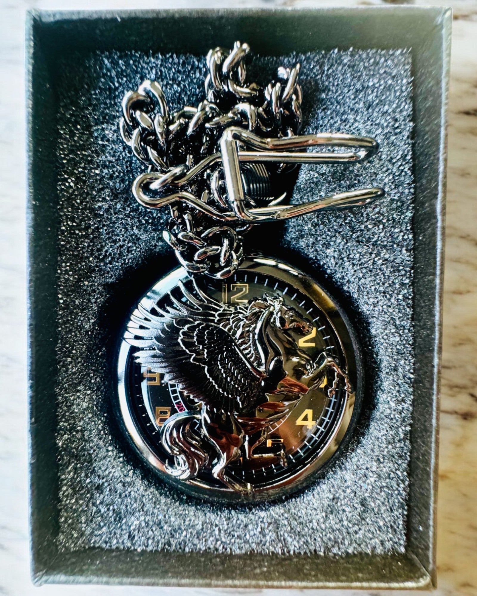 "Equus Tempus" Zsebóra - Fekete Ló Motívummal, gravírozási lehetőséggel - fekete számlap