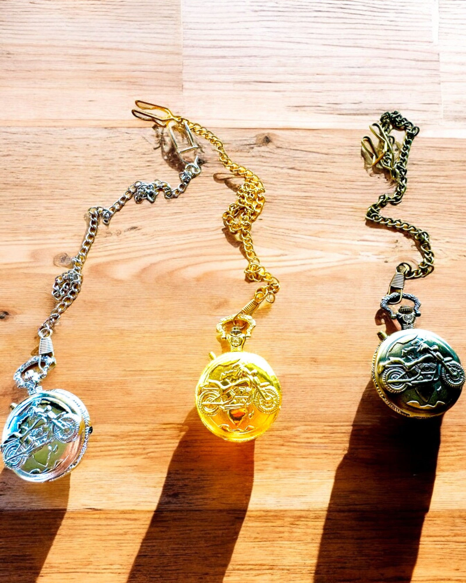 Zsebóra "Motorkerékpár Elegáns 2" – Gravírozás ajándékba, 3 színváltozat