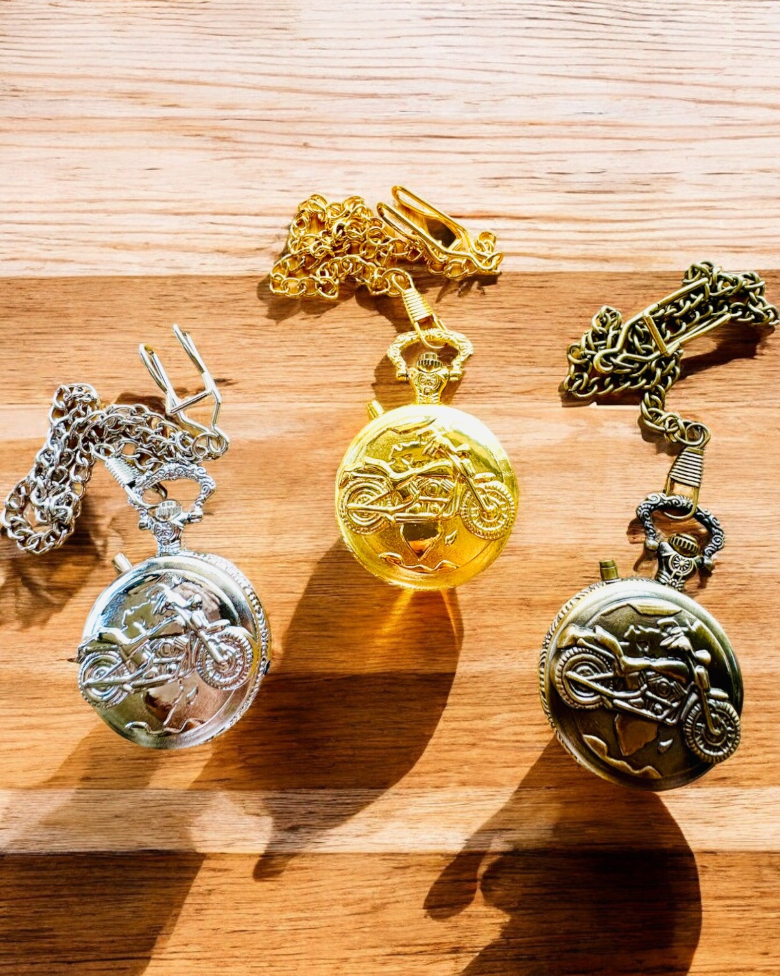 Zsebóra "Motorkerékpár Elegáns 2" – Gravírozás ajándékba, 3 színváltozat