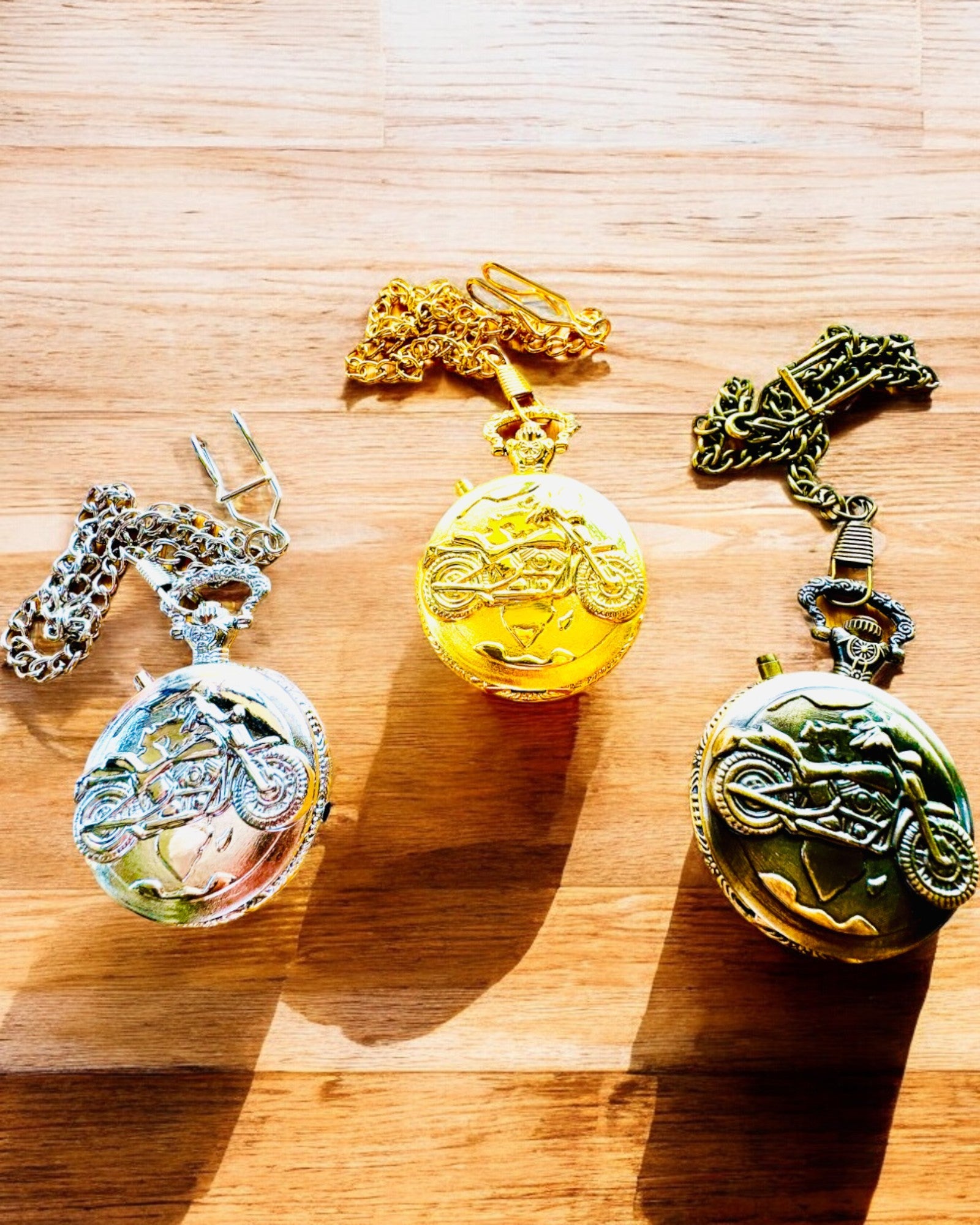 Zsebóra "Motorkerékpár Elegáns 2" – Gravírozás ajándékba, 3 színváltozat