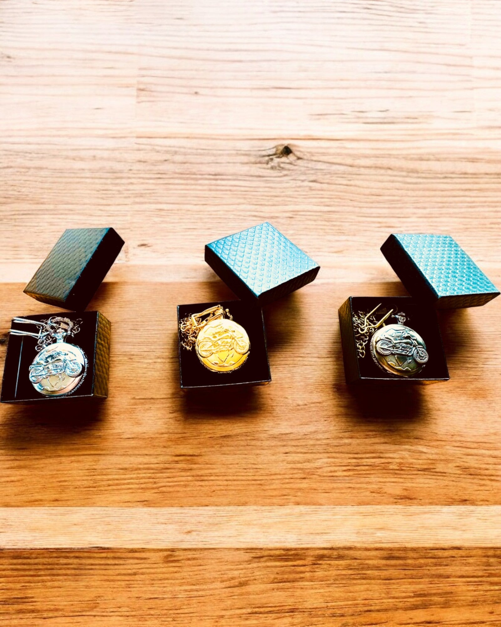 Zsebóra "Motorkerékpár Elegáns 2" – Gravírozás ajándékba, 3 színváltozat