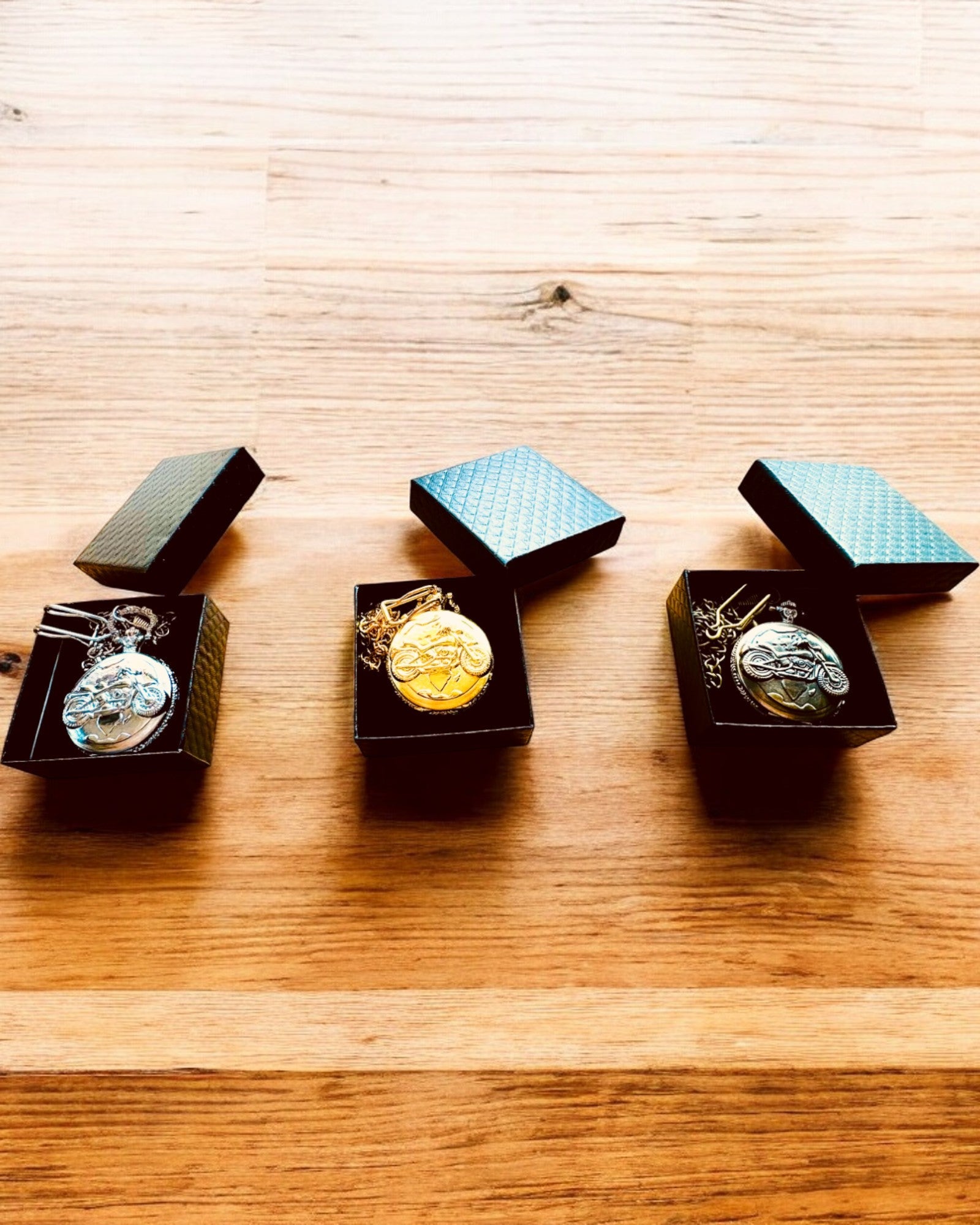 Zsebóra "Motorkerékpár Elegáns 2" – Gravírozás ajándékba, 3 színváltozat