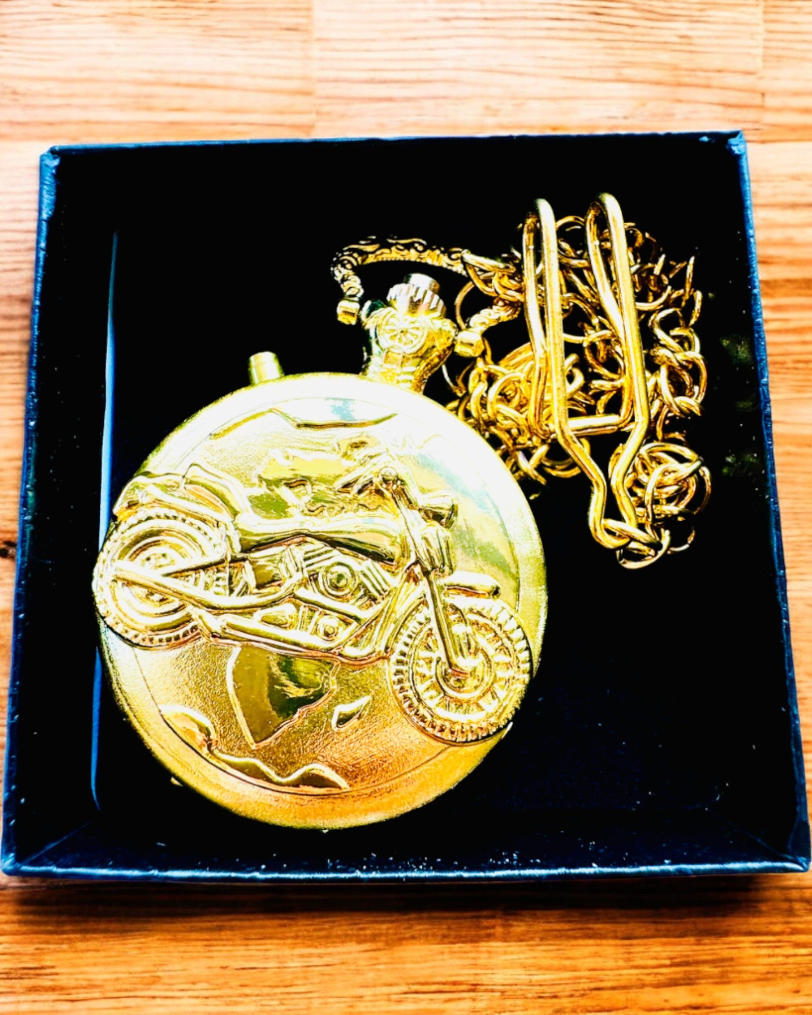 Zsebóra "Motorkerékpár Elegáns 2" – Gravírozás ajándékba, 3 színváltozat