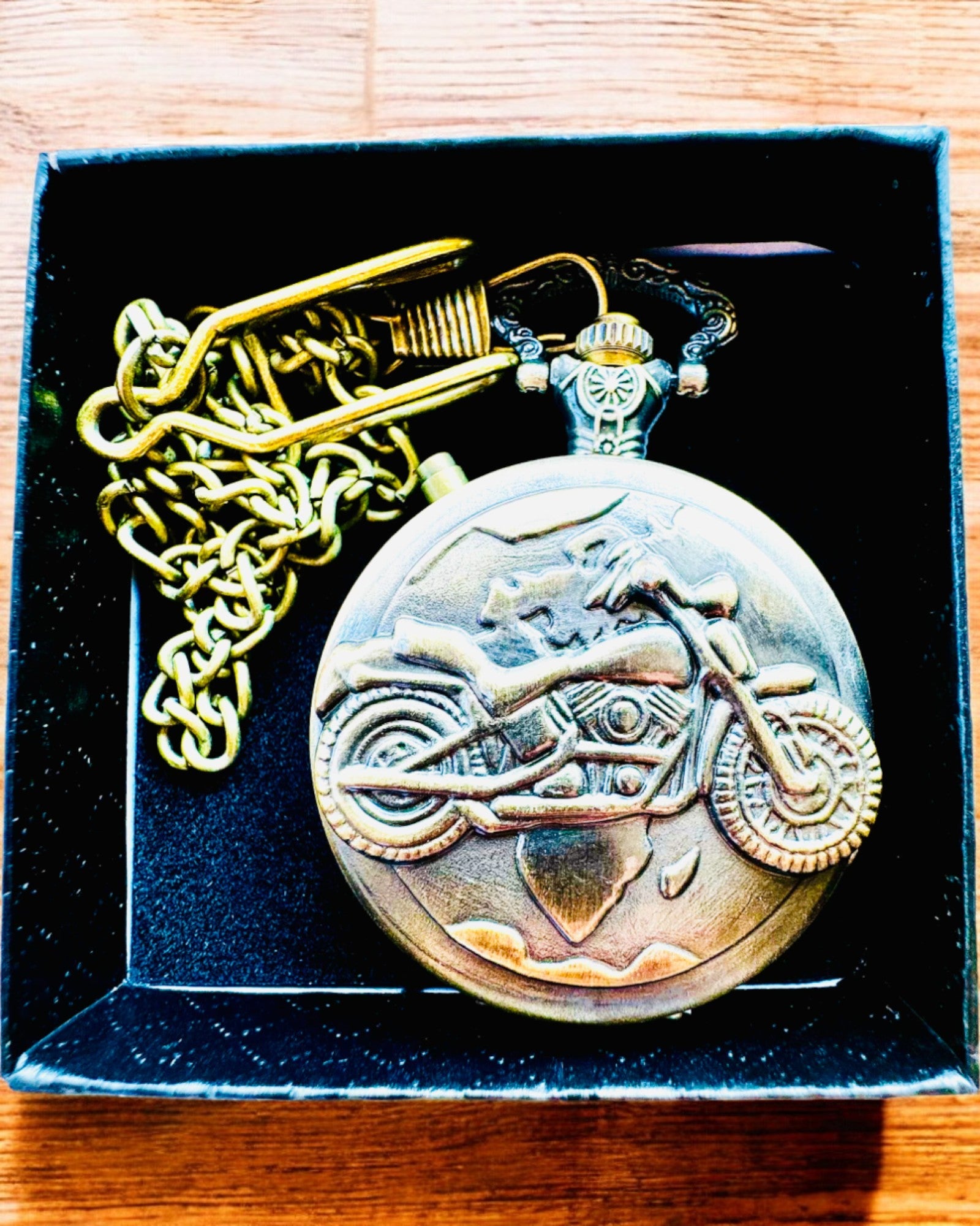 Zsebóra "Motorkerékpár Elegáns 2" – Gravírozás ajándékba, 3 színváltozat