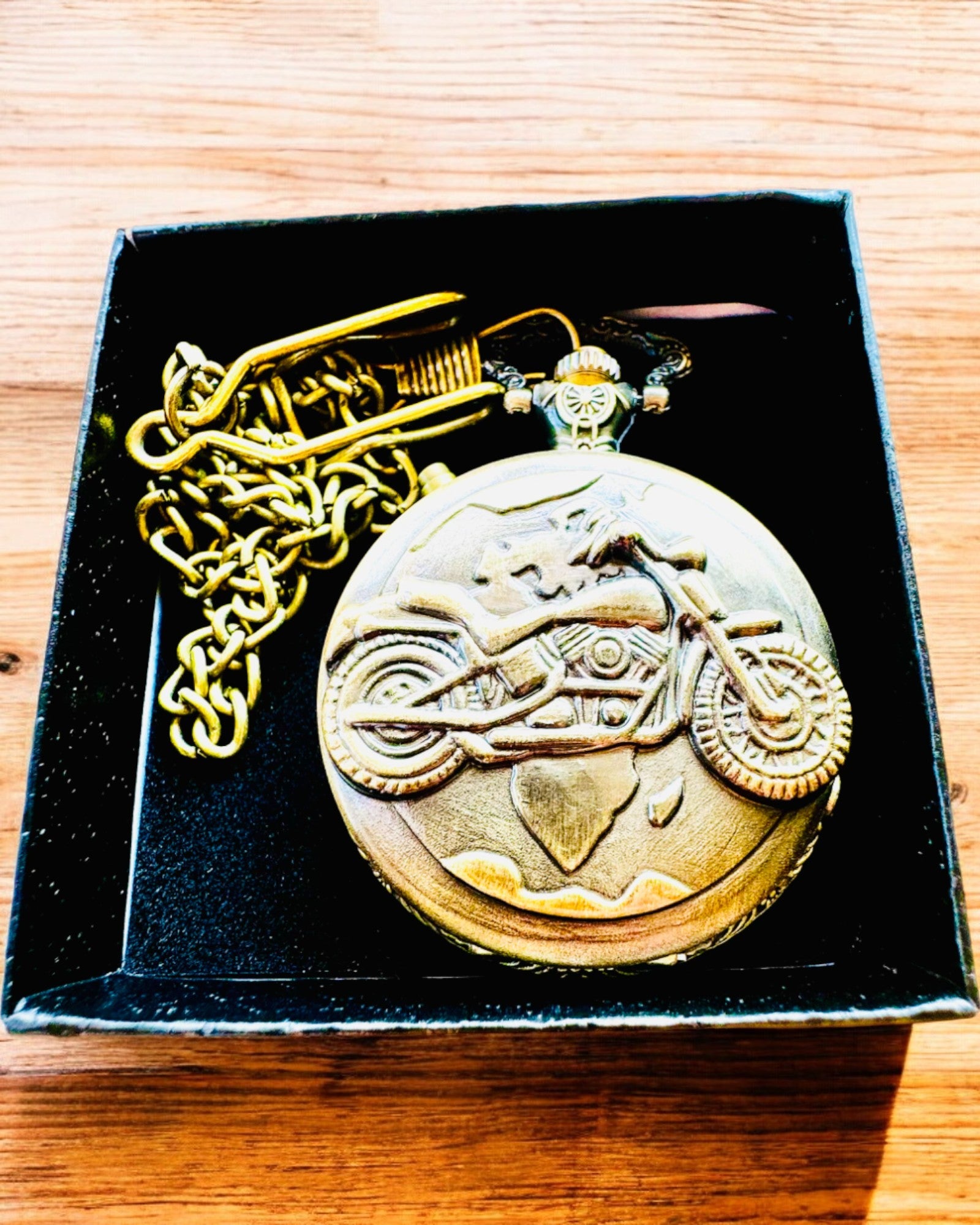 Zsebóra "Motorkerékpár Elegáns 2" – Gravírozás ajándékba, 3 színváltozat