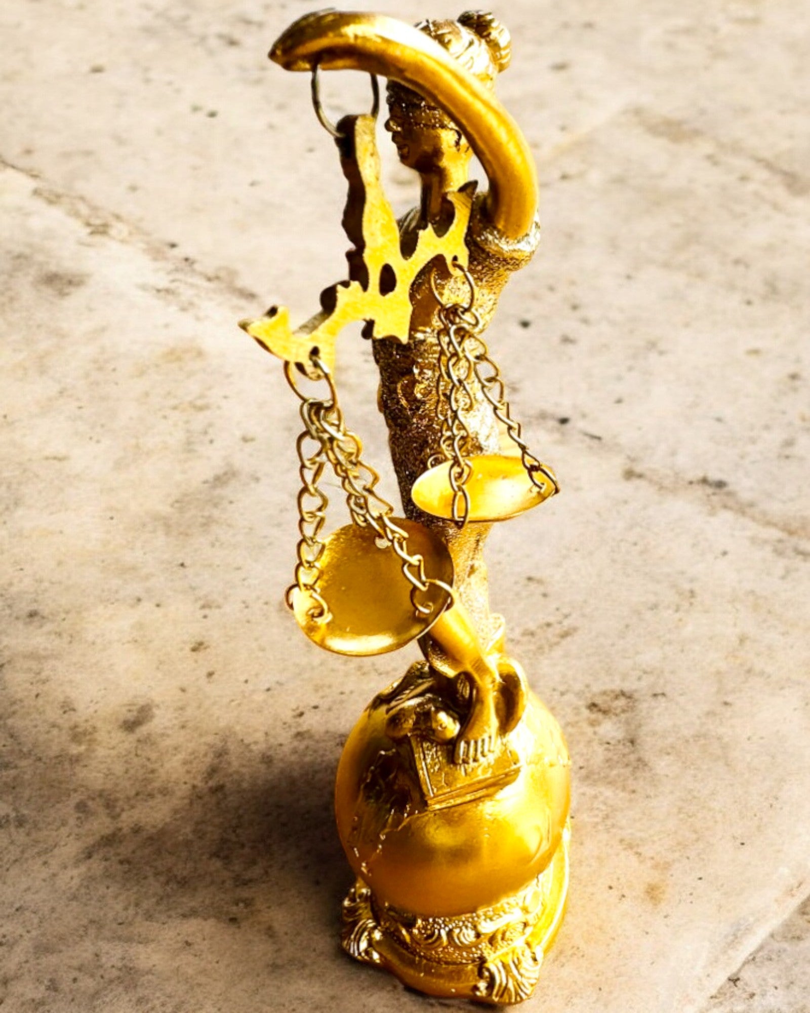 "Igazság Istennője Szobor – Művészi Dekoráció Polcra, Gyantából Készült Kézműves Termék, Személyre Szabható Gravírozással"