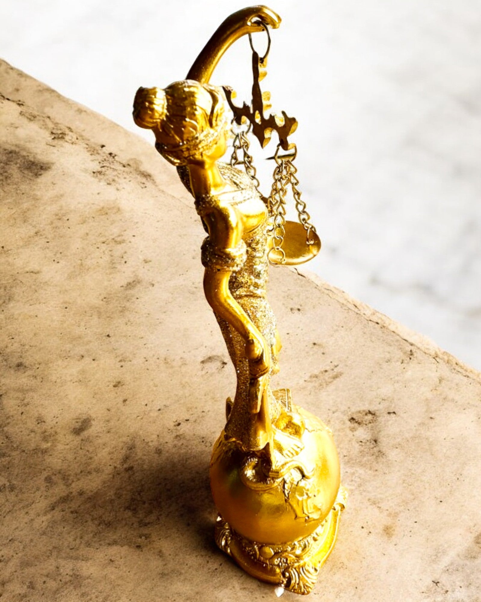 "Igazság Istennője Szobor – Művészi Dekoráció Polcra, Gyantából Készült Kézműves Termék, Személyre Szabható Gravírozással"