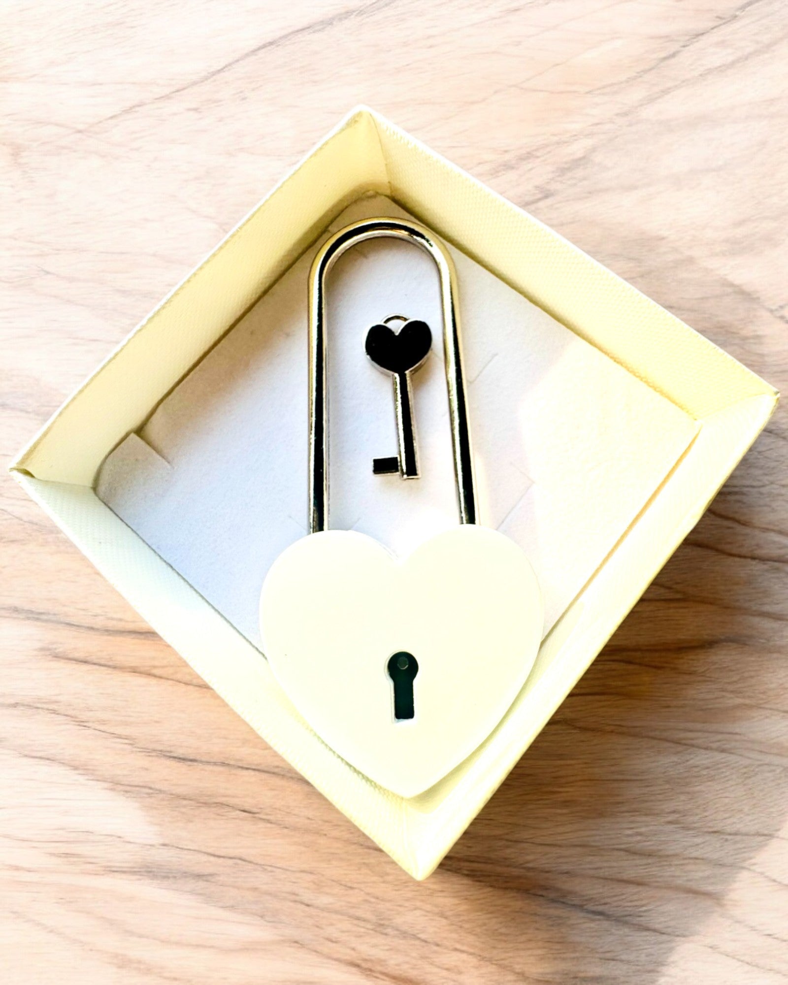 Szerelmi Varázslatos Lakatok Gravírozási Lehetőséggel ajándékba, 5 választható színváltozatban