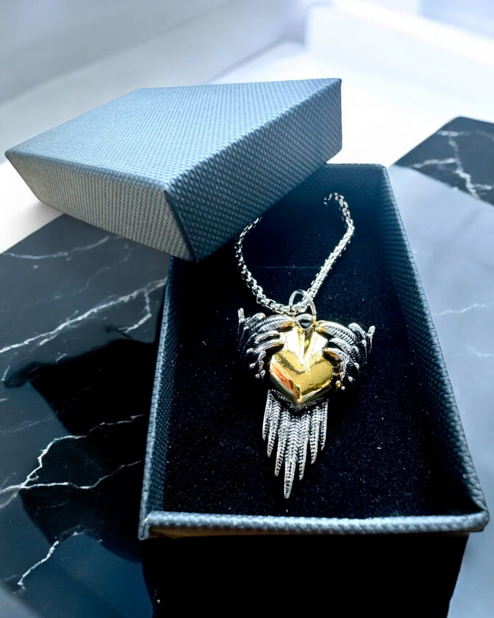 Amulett Szívlövész – A Szerelem Sötét Szárnyai, személyre szabás gravírozással ajándékként lehetséges