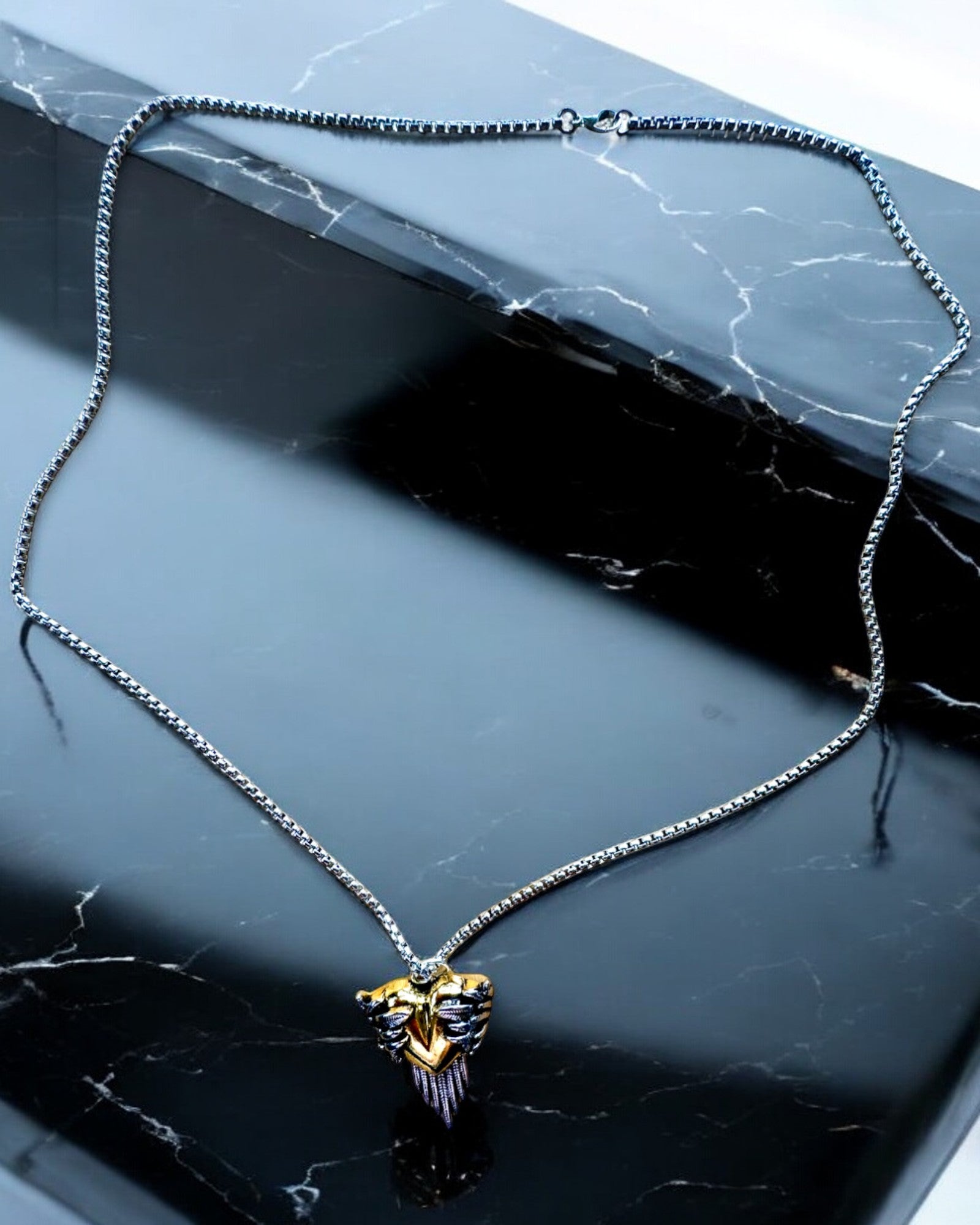 Amulett Szívlövész – A Szerelem Sötét Szárnyai, személyre szabás gravírozással ajándékként lehetséges