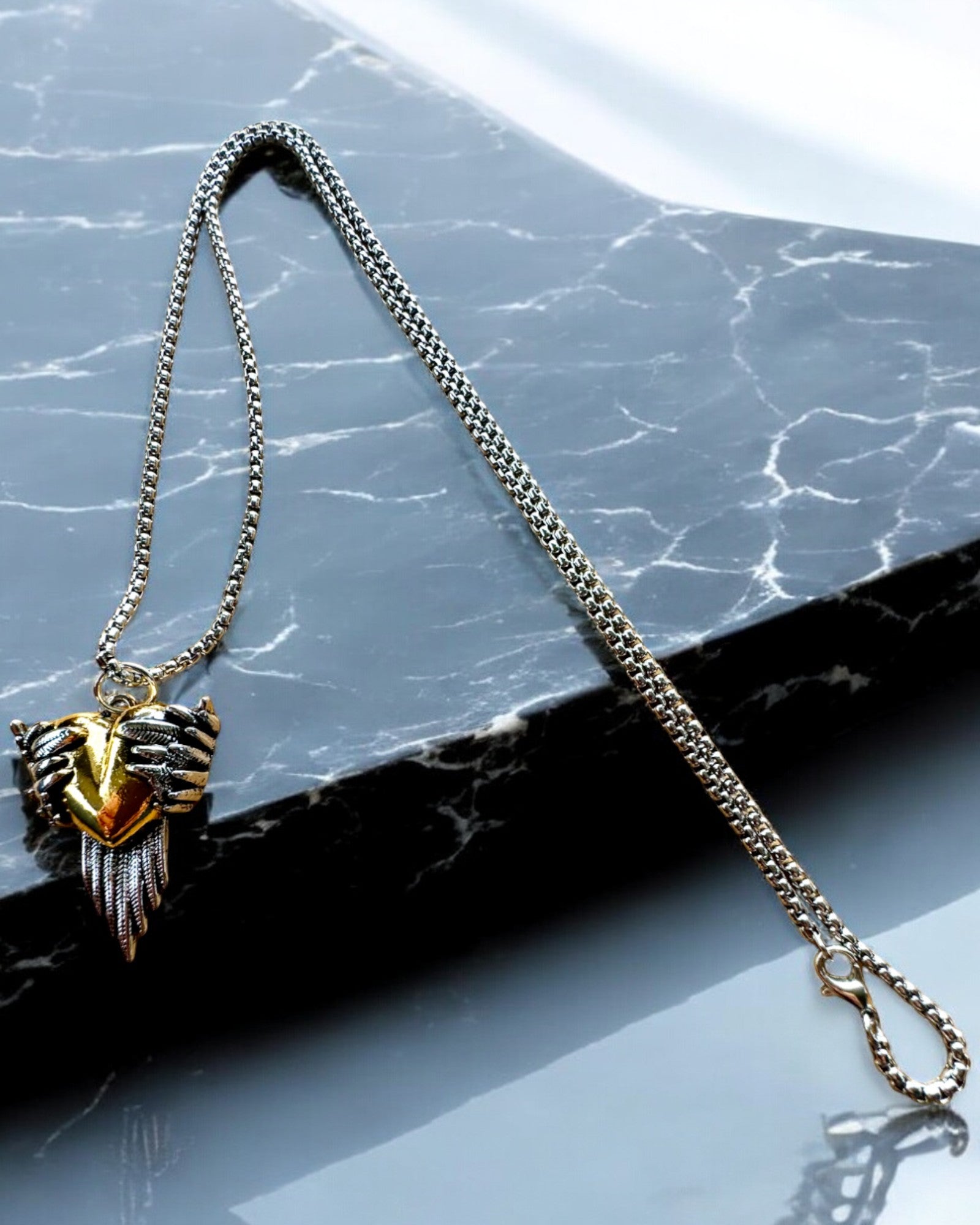 Amulett Szívlövész – A Szerelem Sötét Szárnyai, személyre szabás gravírozással ajándékként lehetséges