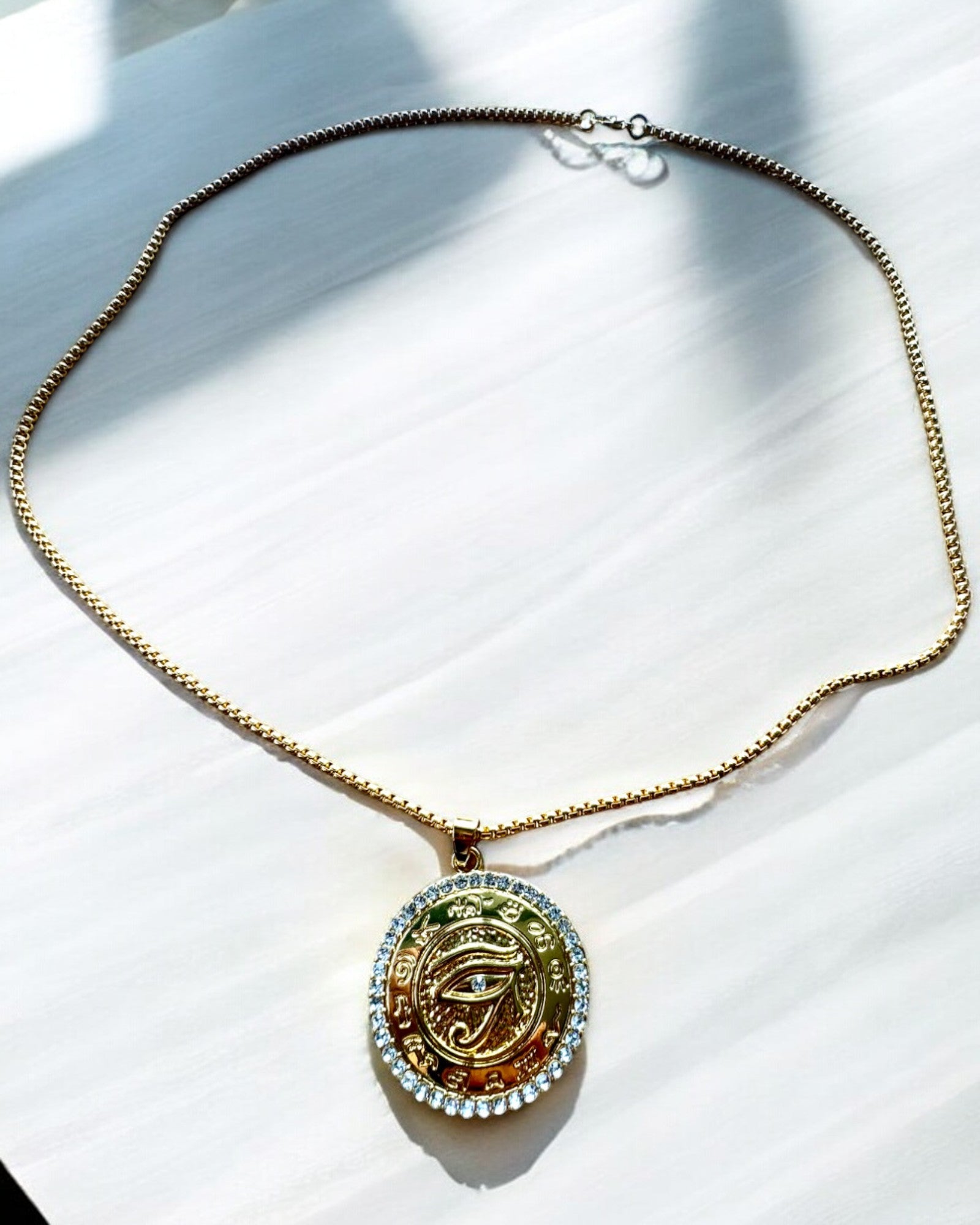 Amulett Mocy "Oko Ra", személyre szabható gravírozással ajándékba