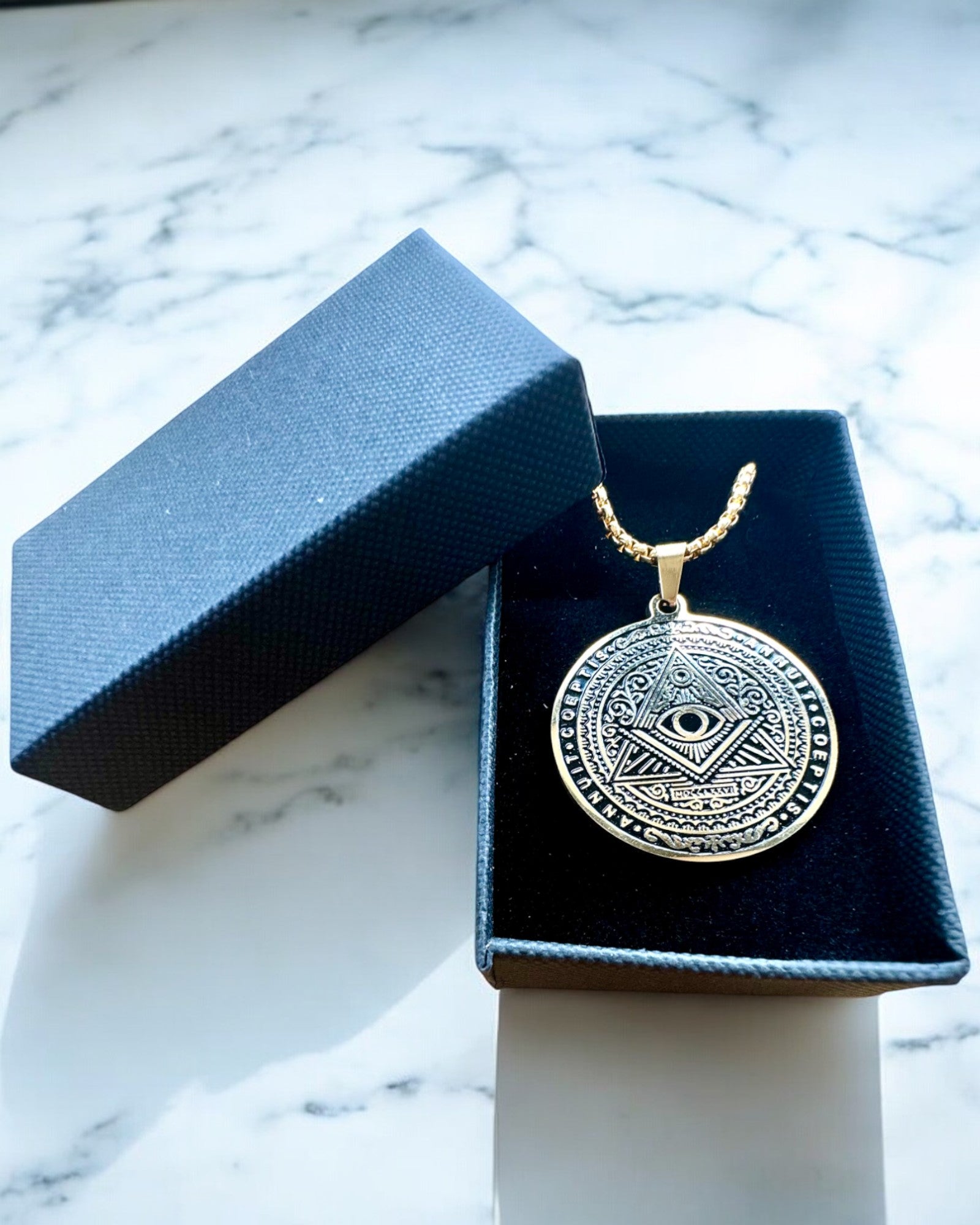 A Titokzatos Erő Amulettje - Gravírozott Nyaklánc, 2 választható színváltozat