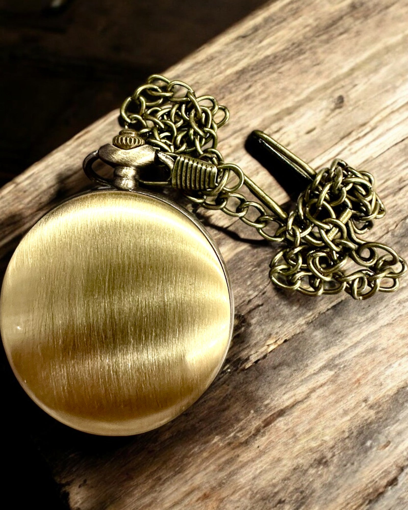 Antyczny Brązowo-złoty Kieszonkowy Kompas z Wzorem Ażurowym – Perfekcyjny dla Eksploratorów i Miłośników Retro. Personalizacja grawerem