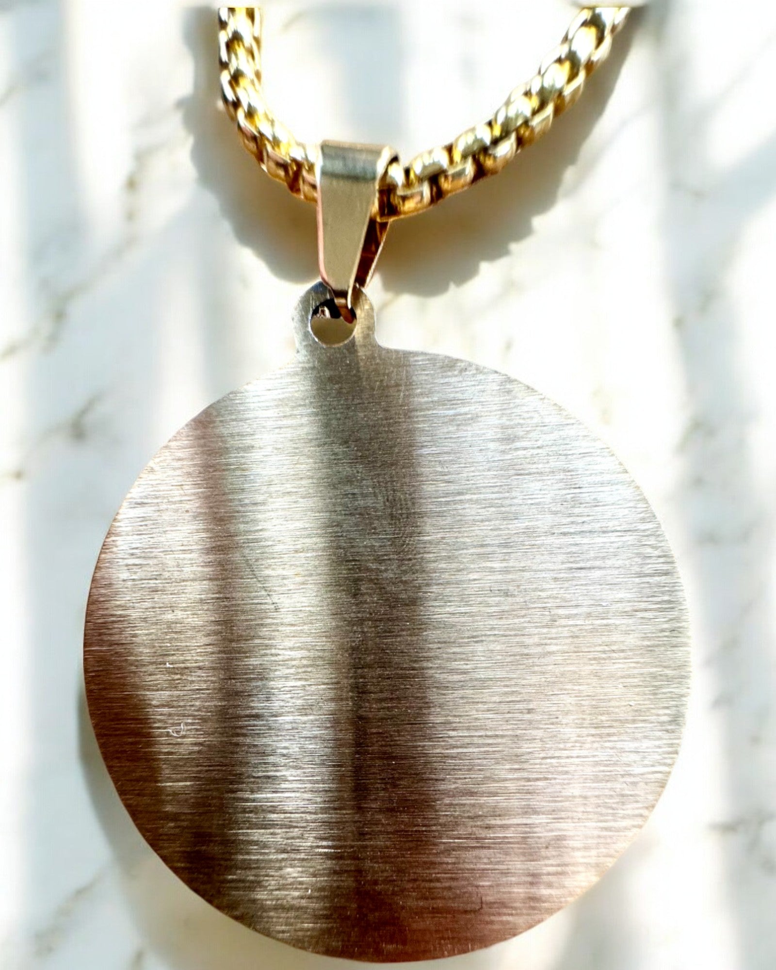 A Titokzatos Erő Amulettje - Gravírozott Nyaklánc, 2 választható színváltozat