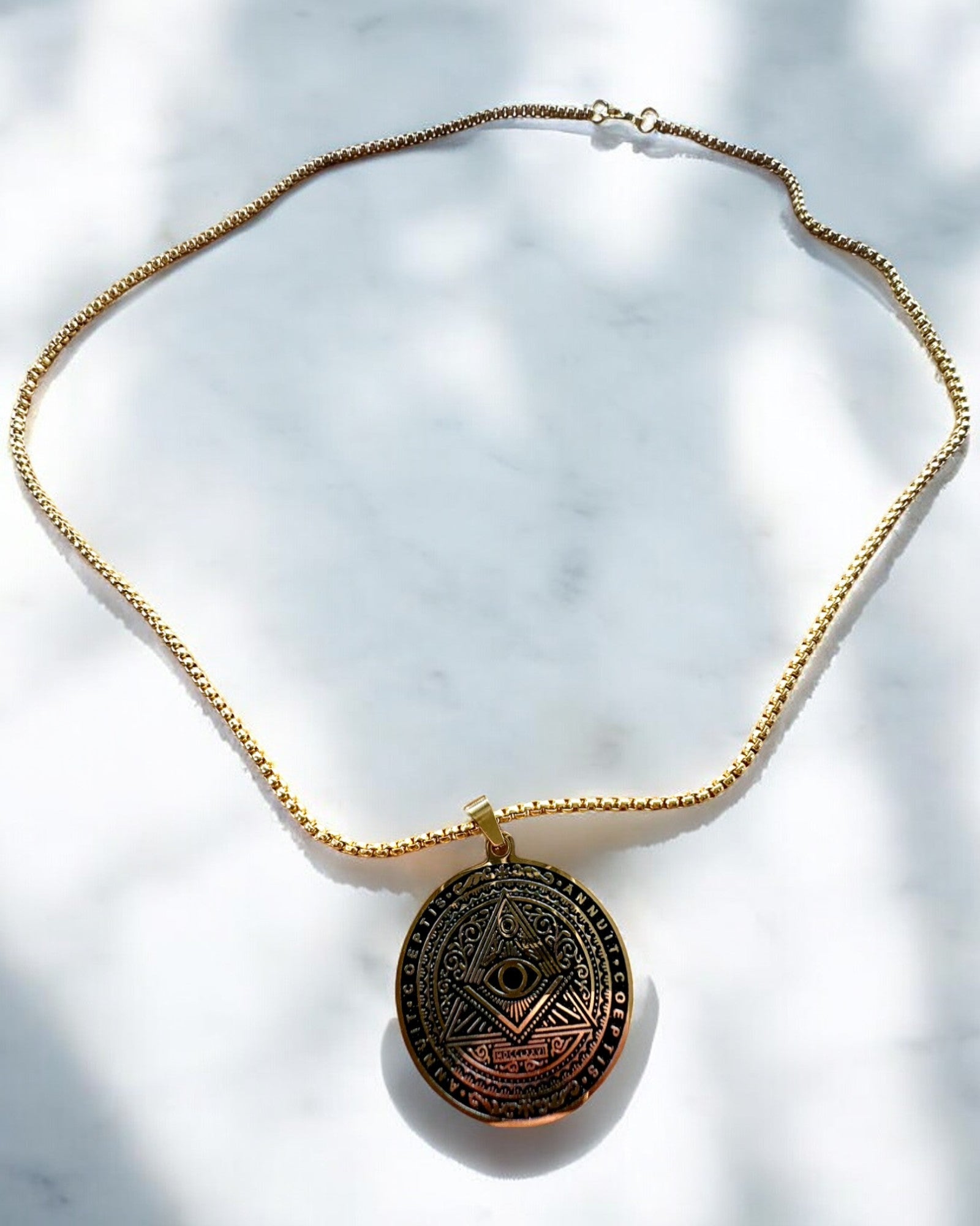 A Titokzatos Erő Amulettje - Gravírozott Nyaklánc, 2 választható színváltozat