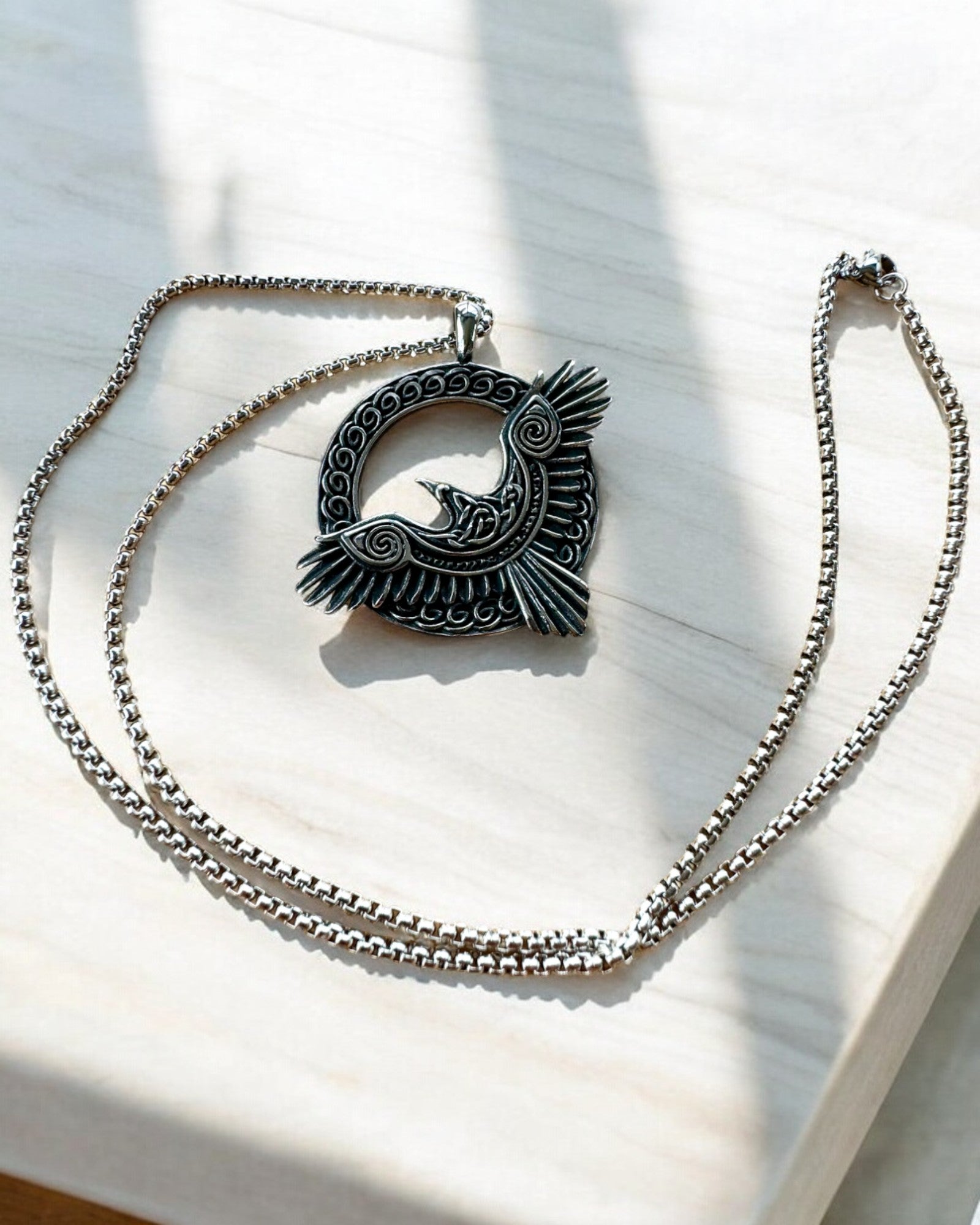 "Amulet Stalowego Sokoła - Gravírozott nyaklánc, kelta művészet által inspirálva, ajándéknak"