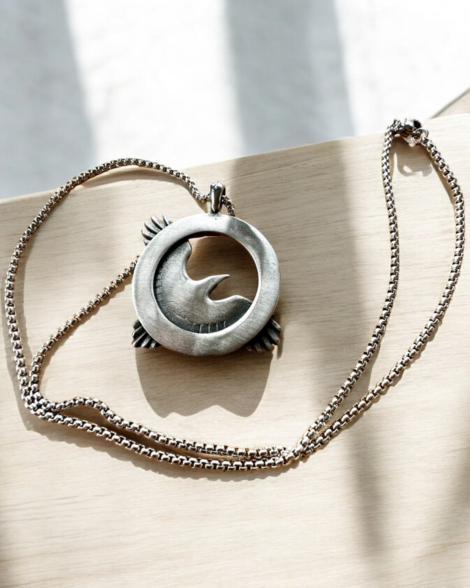 "Amulet Stalowego Sokoła - Gravírozott nyaklánc, kelta művészet által inspirálva, ajándéknak"