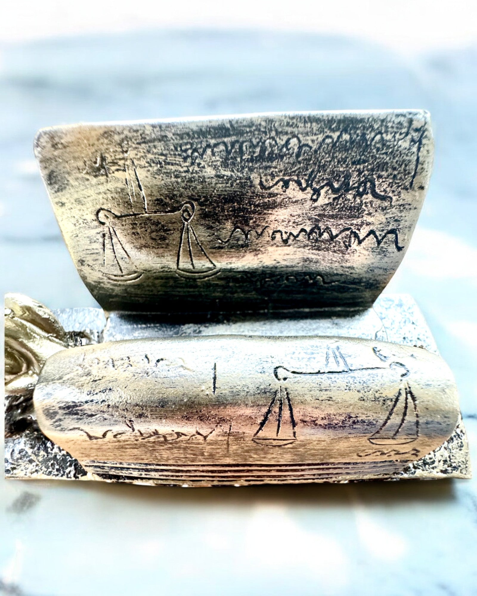 "Justicia 2" szobor - Az Igazság Istennője – Művészi Dekoráció Polcra, Gyantából Készült Kézműves Termék, Személyre Szabható Gravírozással