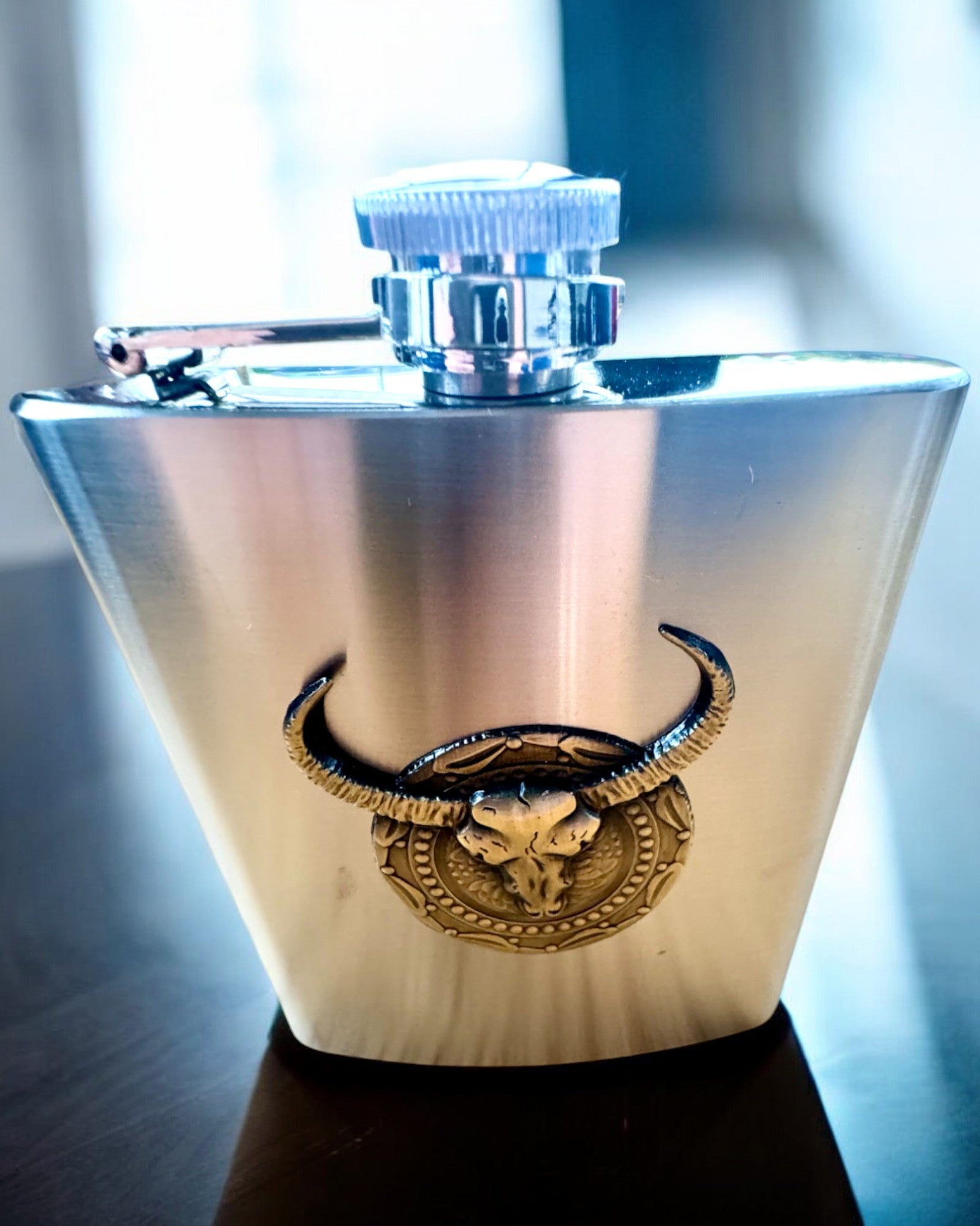 Bizon Flask – Stílusos Laposüveg Bölény Motívummal - személyre szabható gravírozással ajándékba