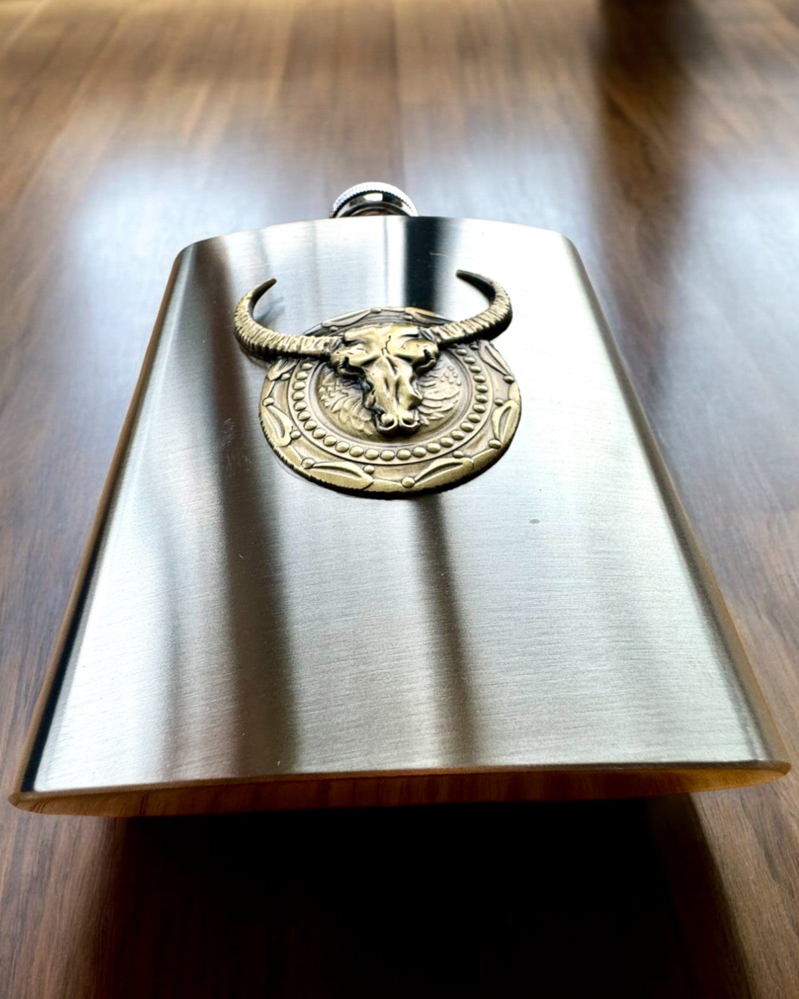 Bizon Flask – Stílusos Laposüveg Bölény Motívummal - személyre szabható gravírozással ajándékba