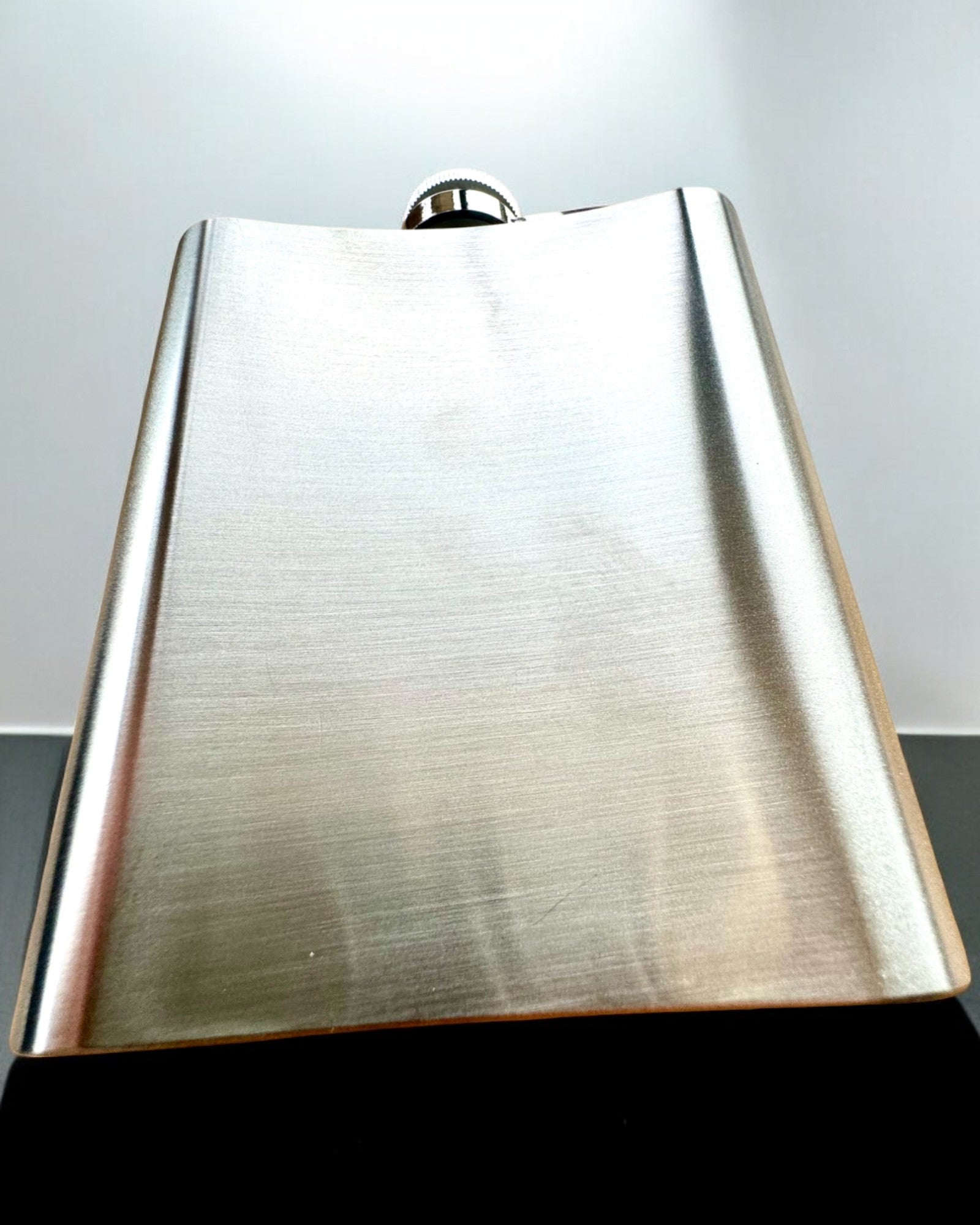 Bizon Flask – Stílusos Laposüveg Bölény Motívummal - személyre szabható gravírozással ajándékba